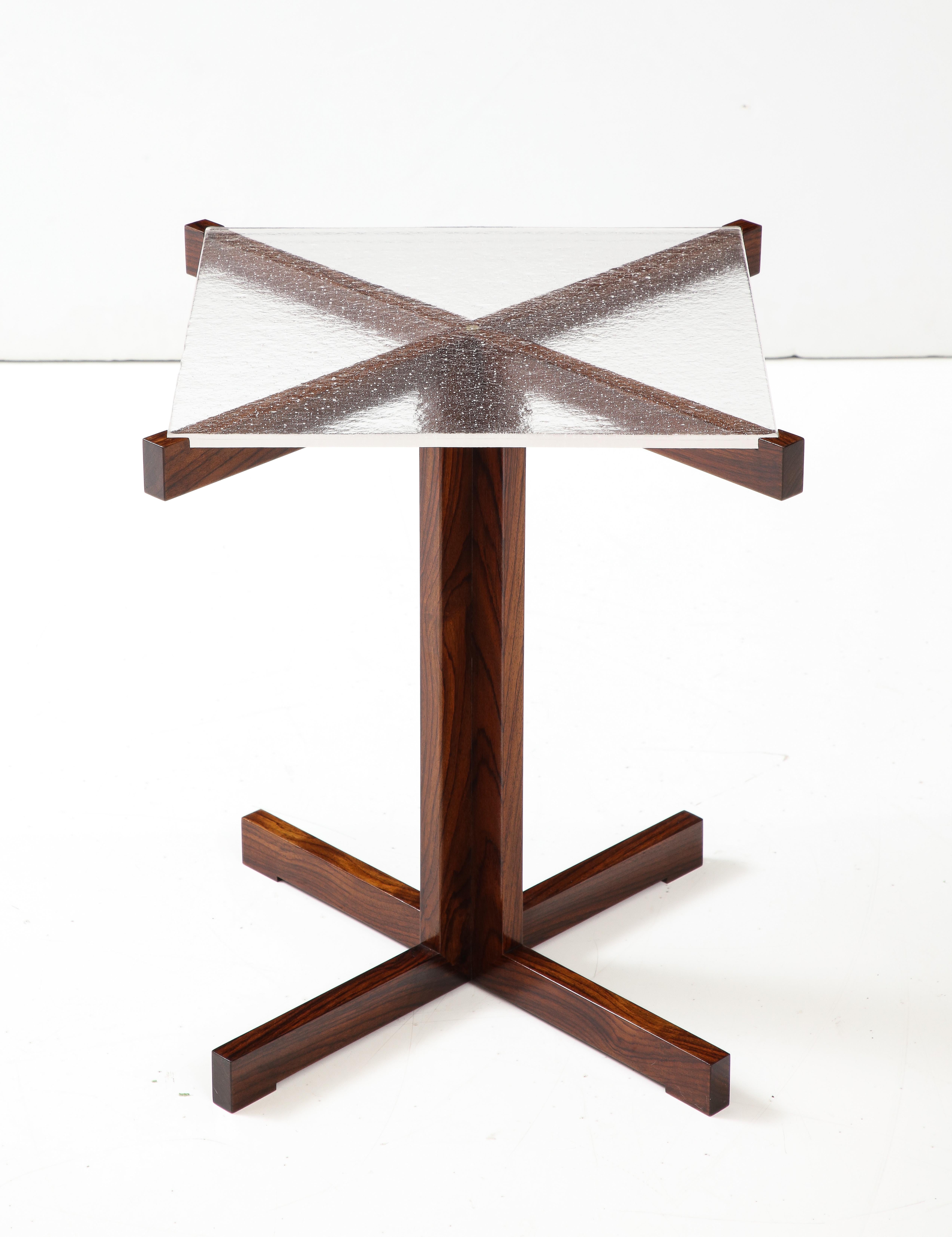 Moderne Table d'appoint Timothy en bois de rose et verre d'art fait à la main, fabriquée sur commande en vente