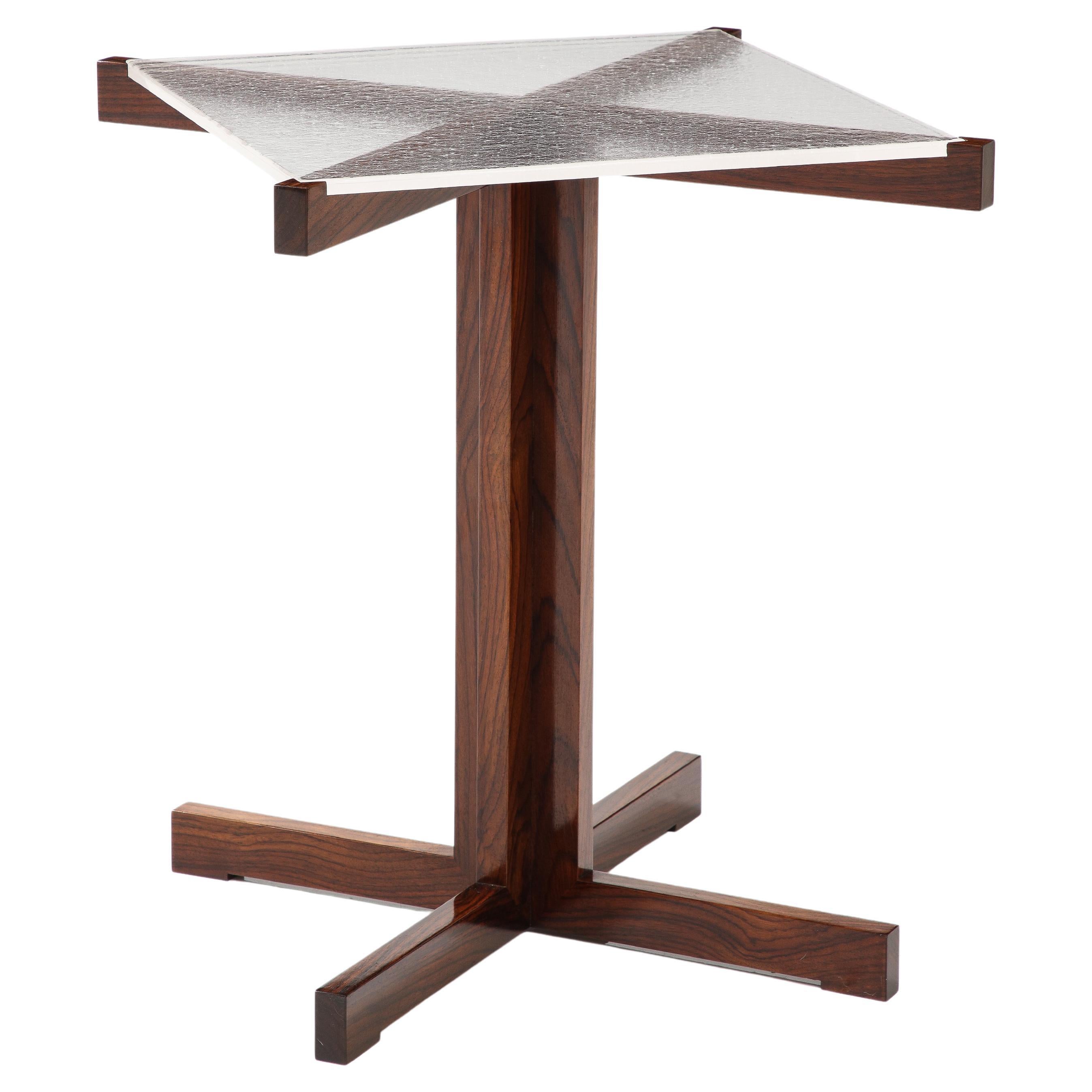 Table d'appoint Timothy en bois de rose et verre d'art fait à la main, fabriquée sur commande en vente