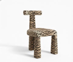 Silla de comedor trípode hecha a medida con la tela del cliente por Mondo Design Studio