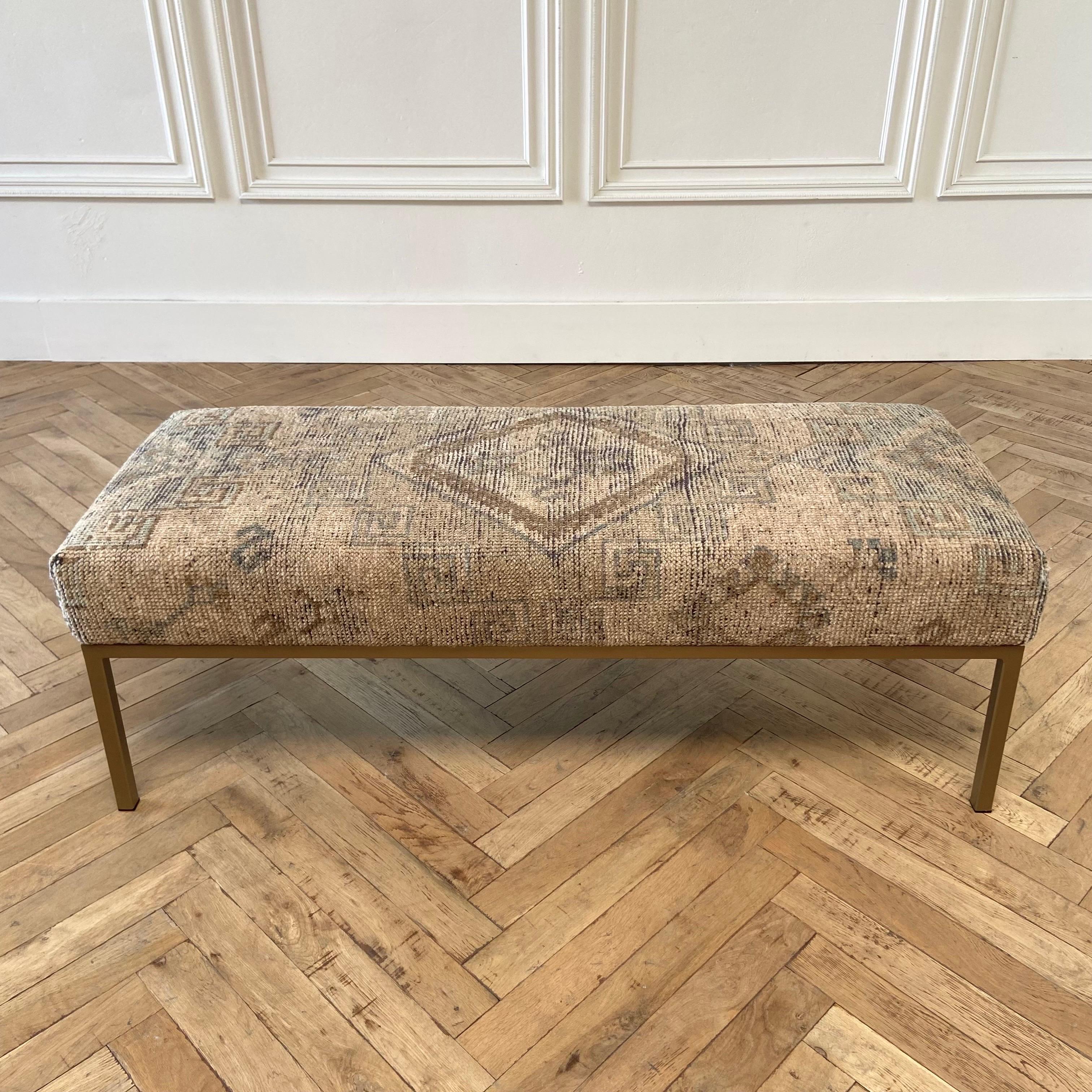 Tappeto turco su misura e pouf da cocktail con struttura in metallo
Il bellissimo tappeto con toni neutri, rossi/rossi sbiaditi, blu e motivi marroni.
La cornice è rifinita in ottone antico. La solida schiuma HR manterrà la sua forma e sosterrà il