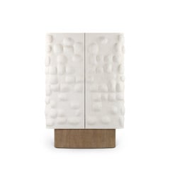 Armadio a due ante su misura realizzato in rovere massiccio con finitura in gesso