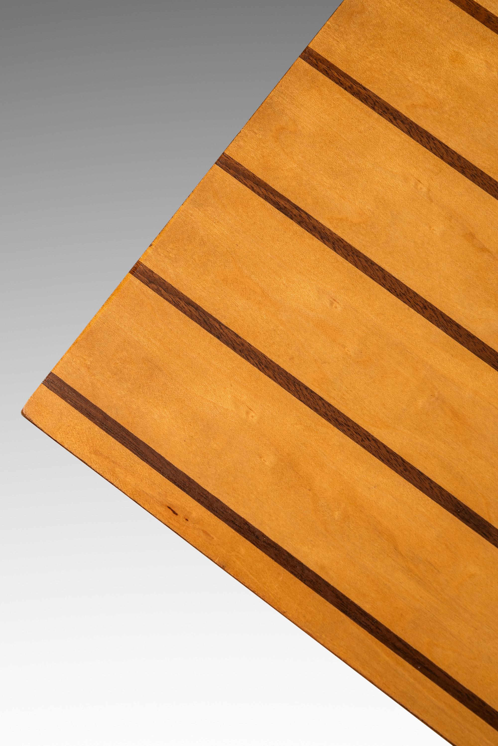 Custom-Made Two-Tone Coffee Table w/ Drop-Leaf in Maple & Walnut, USA, c. 1960s For Sale 8