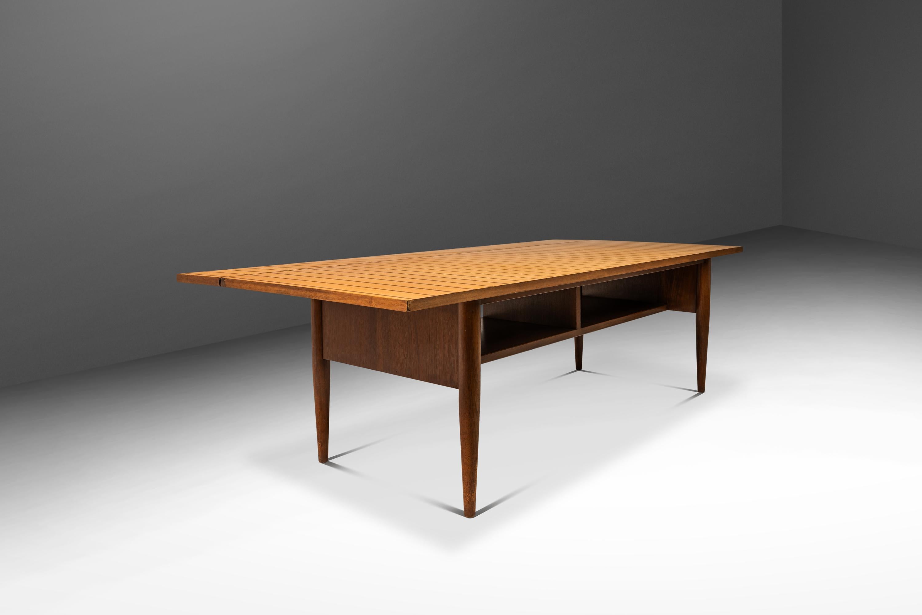 Custom-Made Two-Tone Coffee Table w/ Drop-Leaf in Maple & Walnut, USA, c. 1960s In Good Condition For Sale In Deland, FL