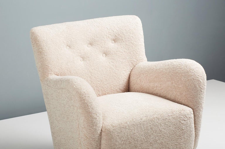 Custom Made Vegan Sheepskin Lounge Chair In New Condition For Sale In London, GB