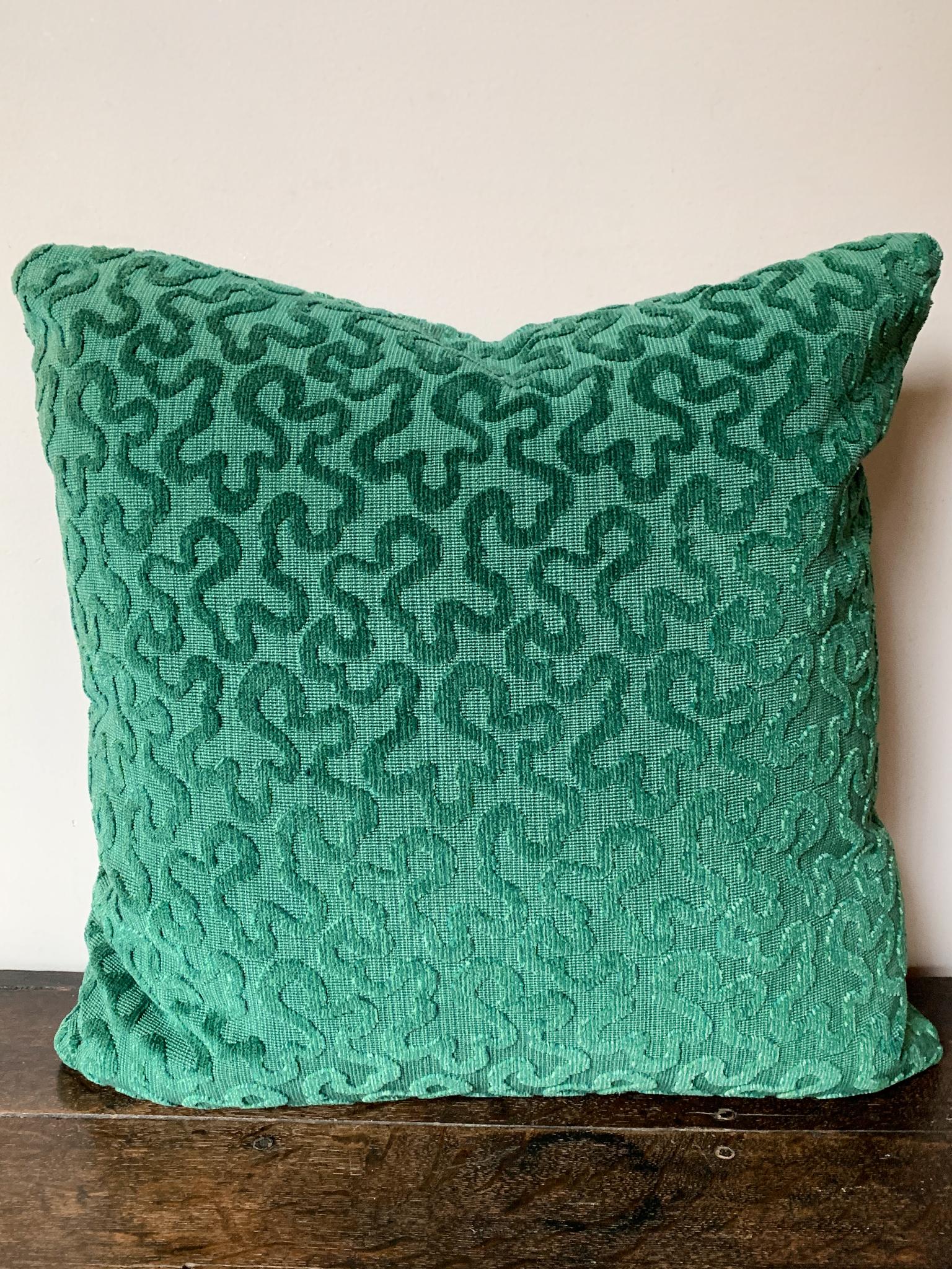 Questo cuscino quadrato è stato realizzato su misura esclusivamente per Cafiero Select. Si tratta di un velluto a fantasia riccamente strutturato in un colore smeraldo di Schumacher. Questa stoffa presenta un motivo organico a Looping su un fondo a