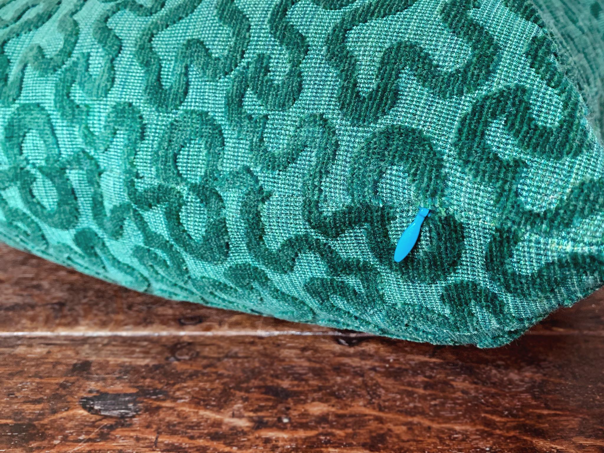 Velluto Cuscino su misura in vermicelli verde smeraldo in vendita