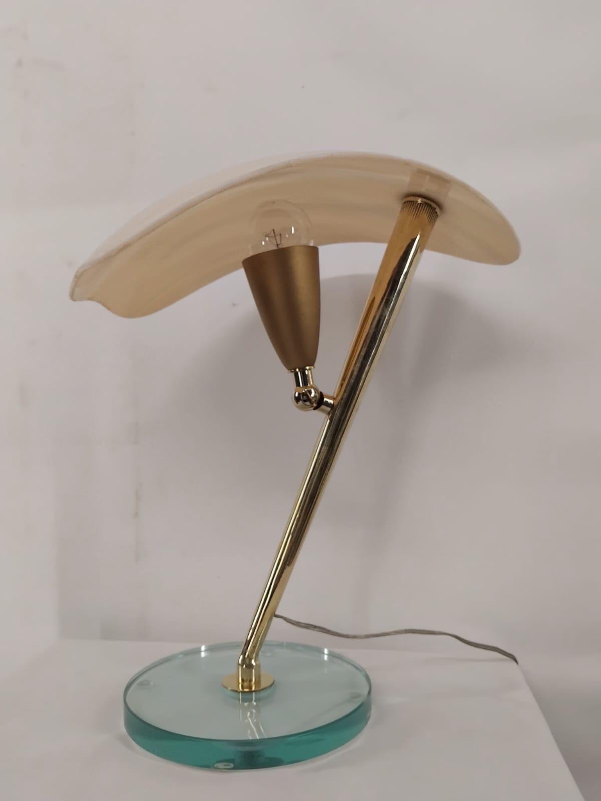 Ancienne lampe de table Design/One des années 1950,  Fabriqué en Italie dans les années 1970/80, probablement sur mesure et, selon l'ancien propriétaire, seules quatre pièces ont été fabriquées par un artisan de Bologne. Les deux lampes sont