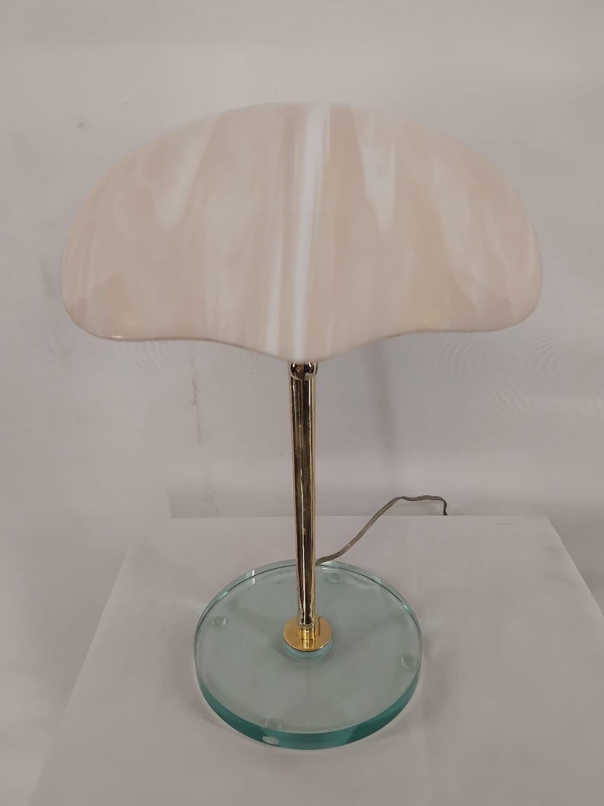 italien CUSTOM MADE - Lampe de table en verre et laiton, Italie 1970 / 1980's en vente