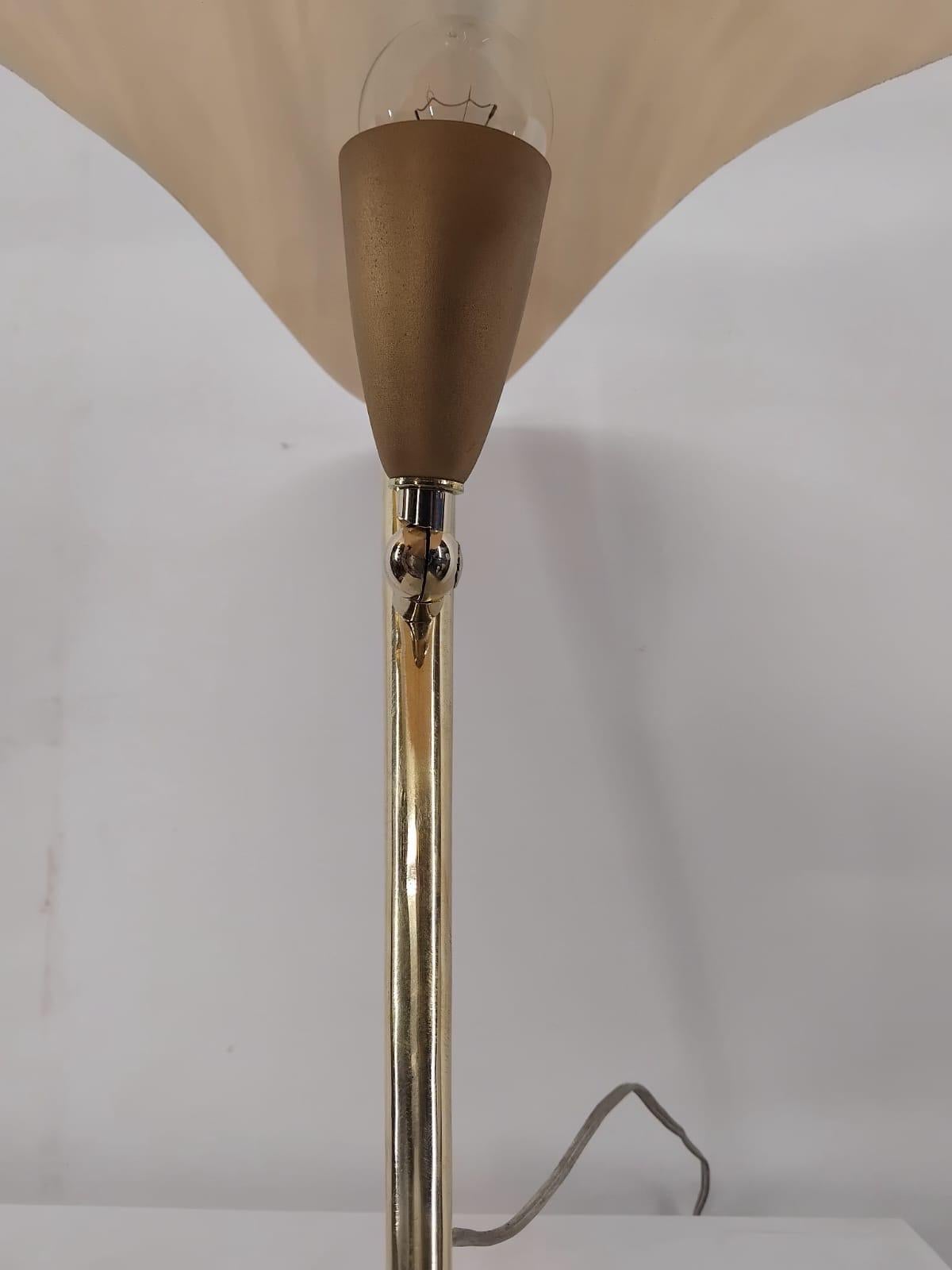 Fin du 20e siècle CUSTOM MADE - Lampe de table en verre et laiton, Italie 1970 / 1980's en vente