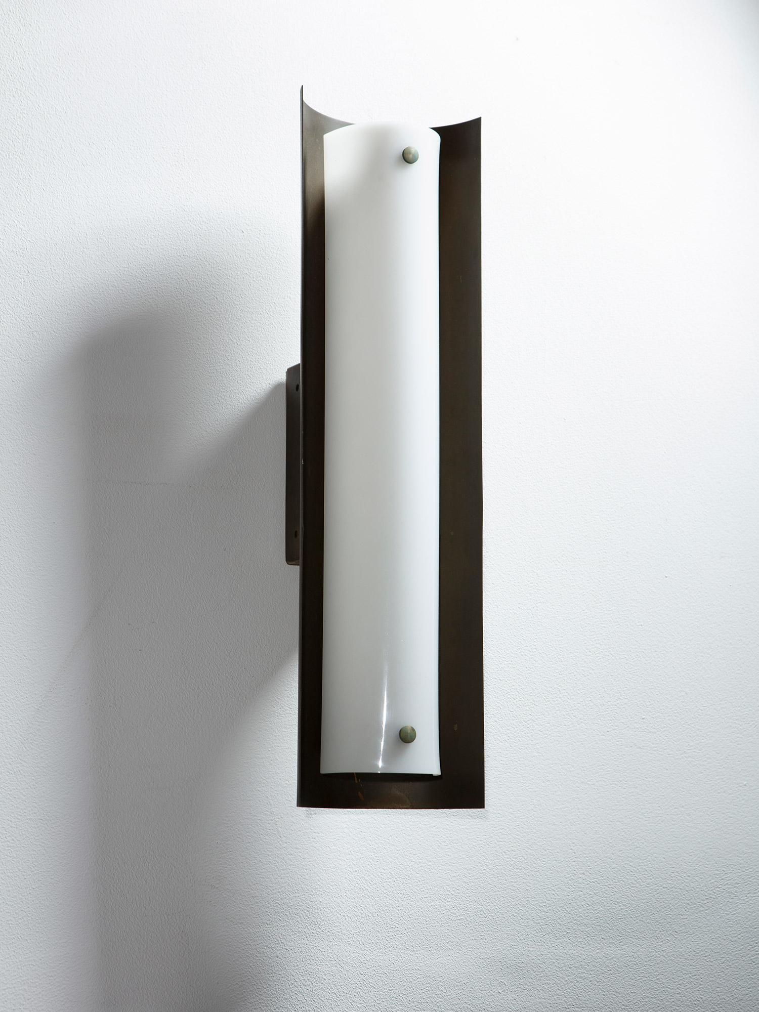 Large wall lamp by Gio Ponti.
Brass body and plexiglass shade.
Sold together with a certificate issued by the Gio Ponti Archives.