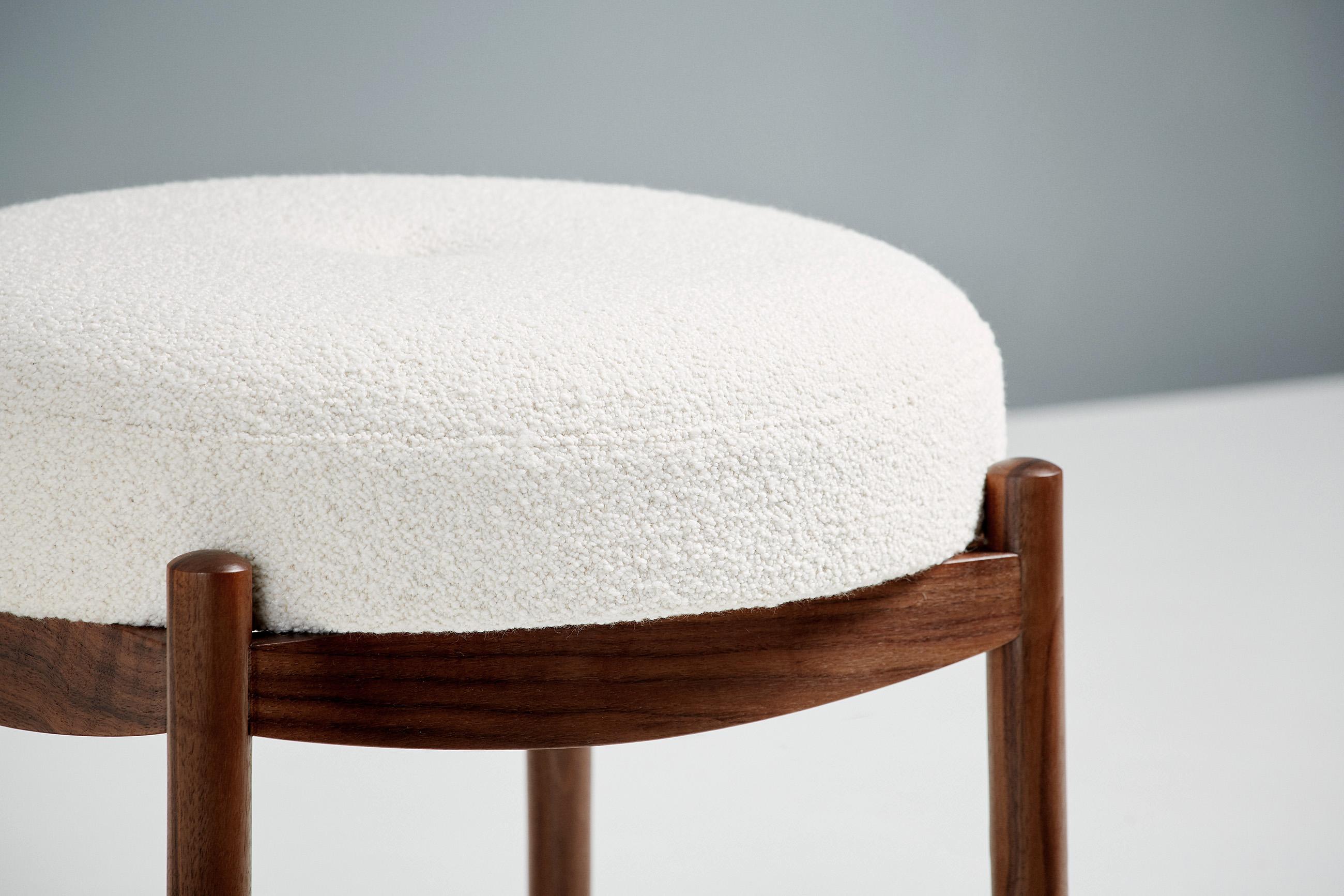 Scandinave moderne Pouf rond en noyer et bouclette fait sur mesure en vente