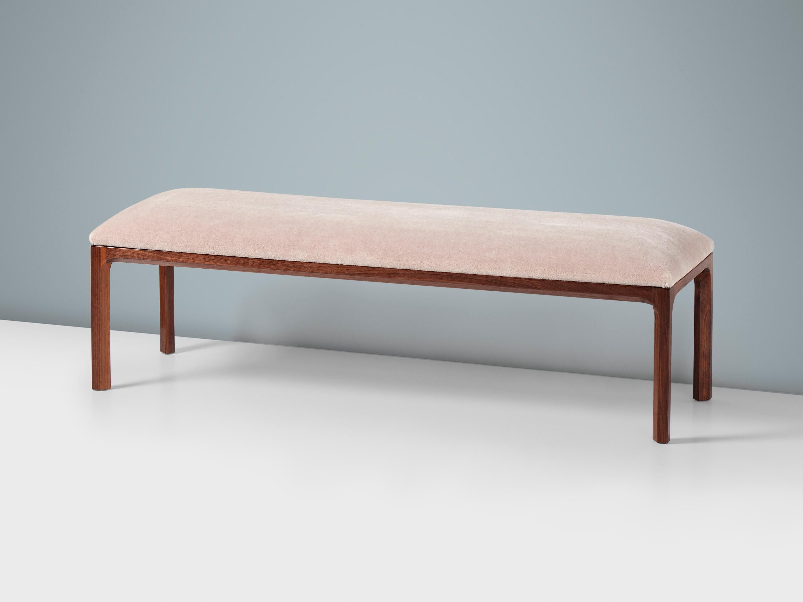 Un banc magnifique conçu par le maître danois Kai Kristiansen dans les années 1950 et aujourd'hui produit sous licence par Dagmar au Danemark.

Ce banc fait à la main sur commande a un cadre en noyer massif avec une finition huilée. Le plateau en