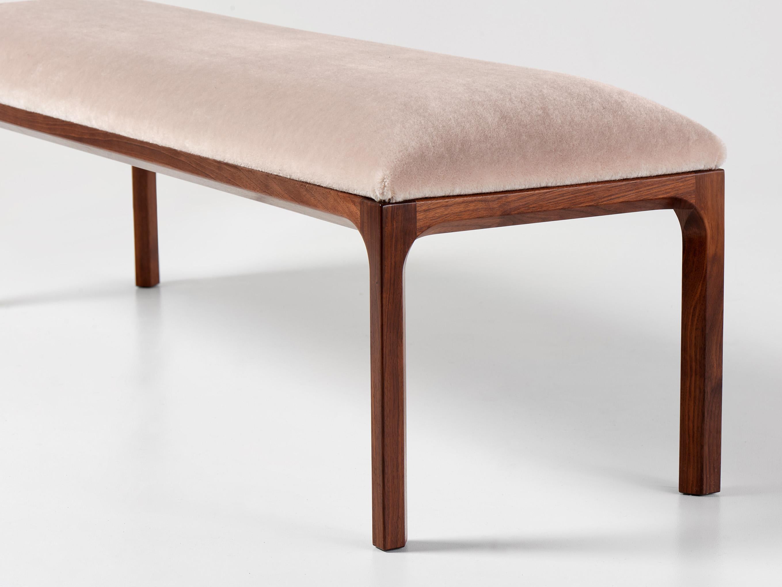 Kai Kristiansen Bank aus Nussbaum und Mohair-Mohair-Samt (21. Jahrhundert und zeitgenössisch) im Angebot