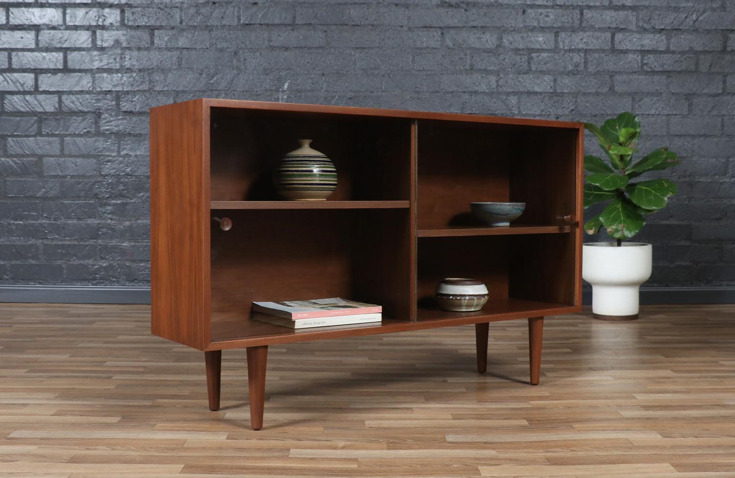Mid-Century moderno Libreria su misura in noce con ante in vetro di Danish Modern LA in vendita