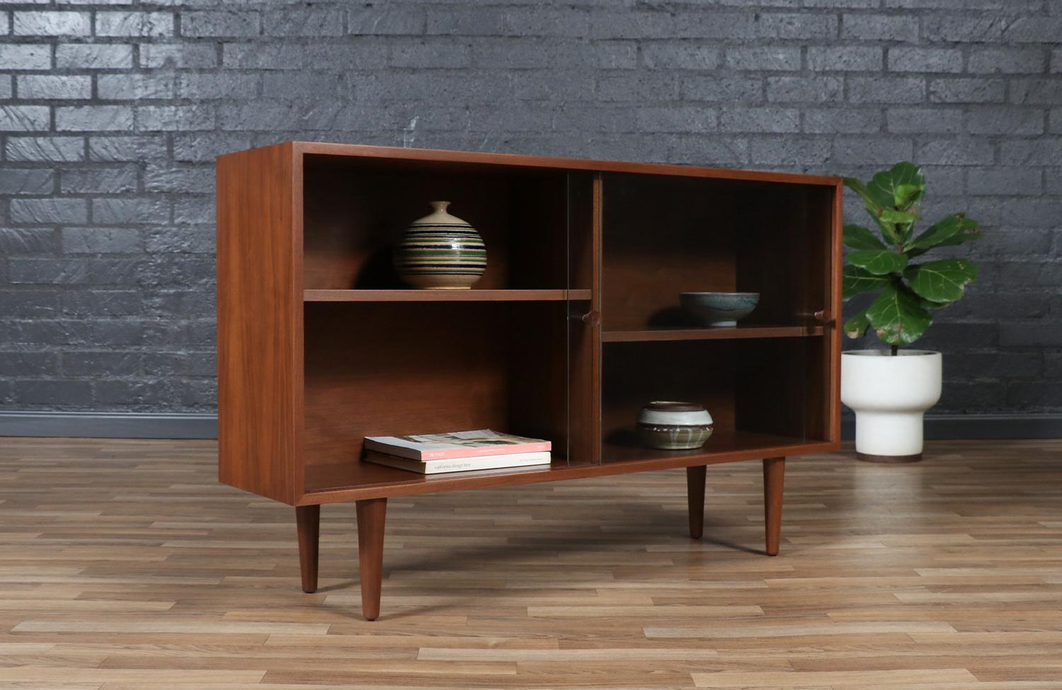 Americano Libreria su misura in noce con ante in vetro di Danish Modern LA in vendita