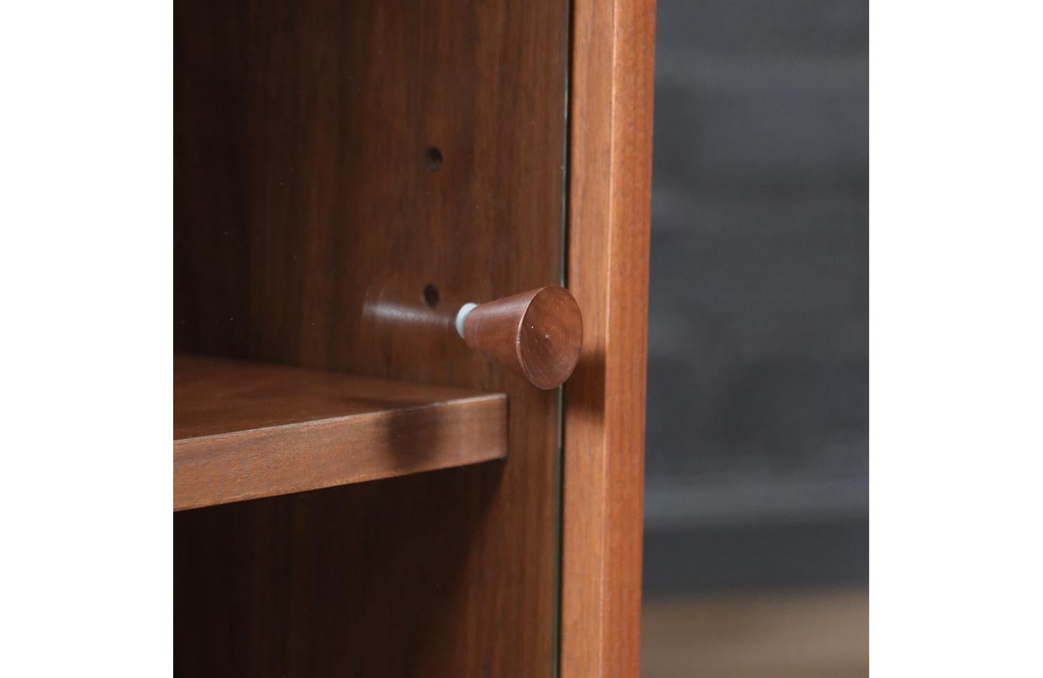 Vetro Libreria su misura in noce con ante in vetro di Danish Modern LA in vendita