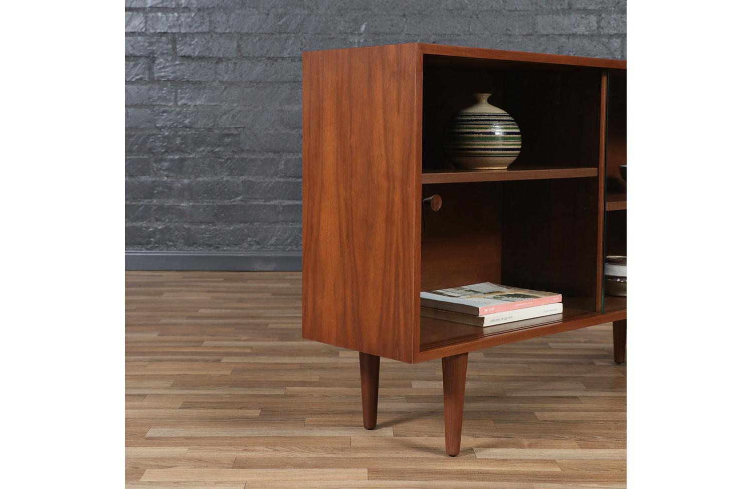 Libreria su misura in noce con ante in vetro di Danish Modern LA in vendita 1