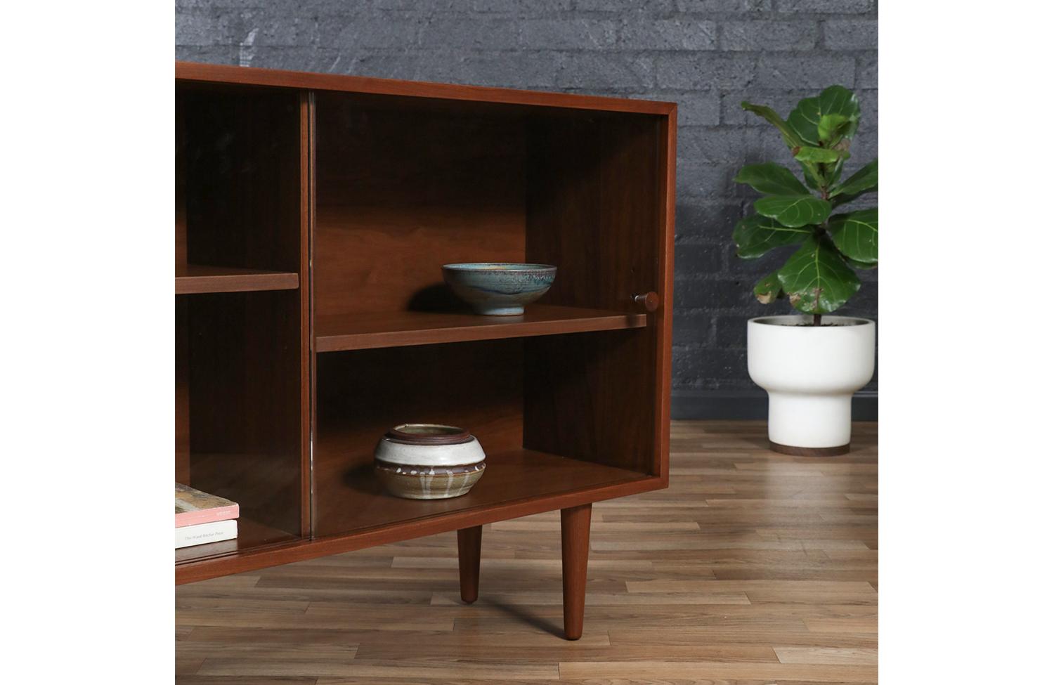 Libreria su misura in noce con ante in vetro di Danish Modern LA in vendita 2