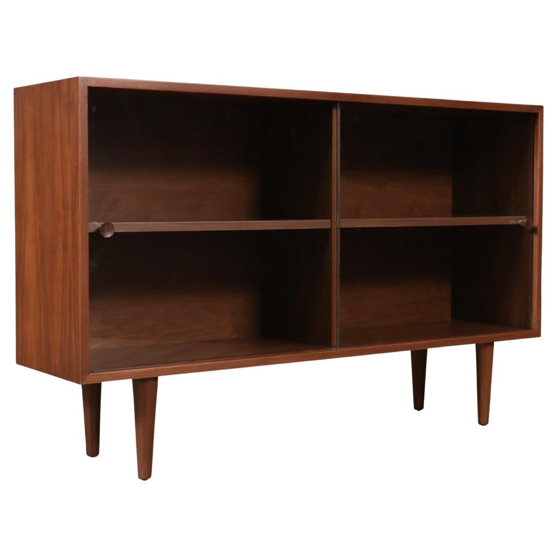Maßgefertigtes Bücherregal aus Nussbaumholz mit Glastüren von Danish Modern LA