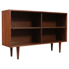 Librería de nogal a medida con puertas de cristal de Danish Modern LA