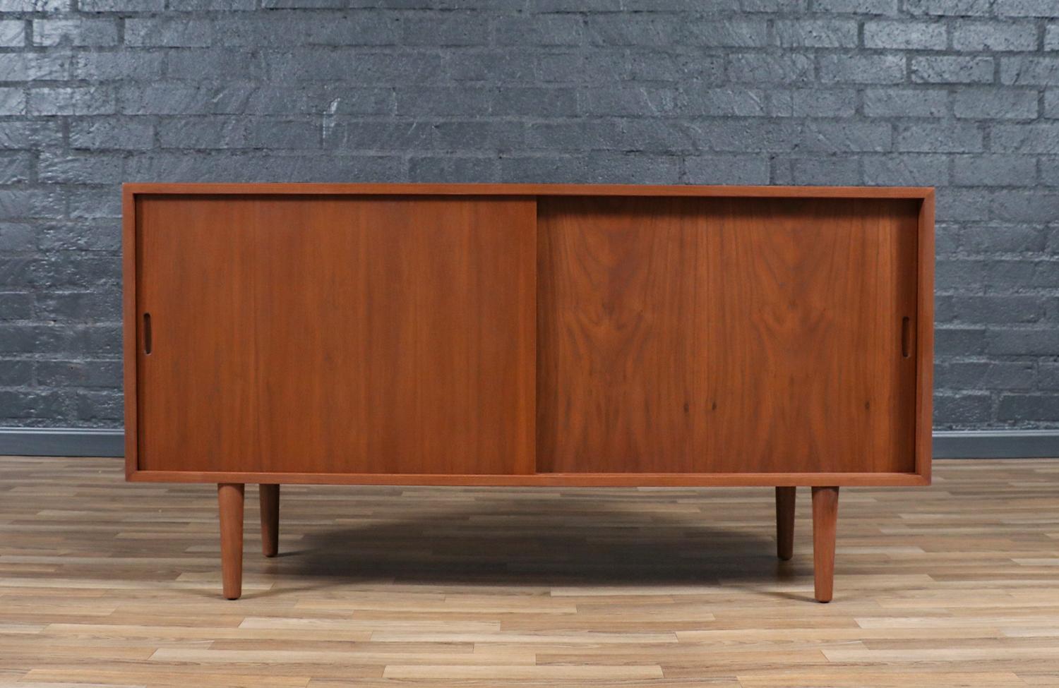 Custom Made Walnut Credenza w/ Sliding Doors by Danish Modern LA

Designer
Danish Modern LA

Manufacturer
Danish Modern LA
