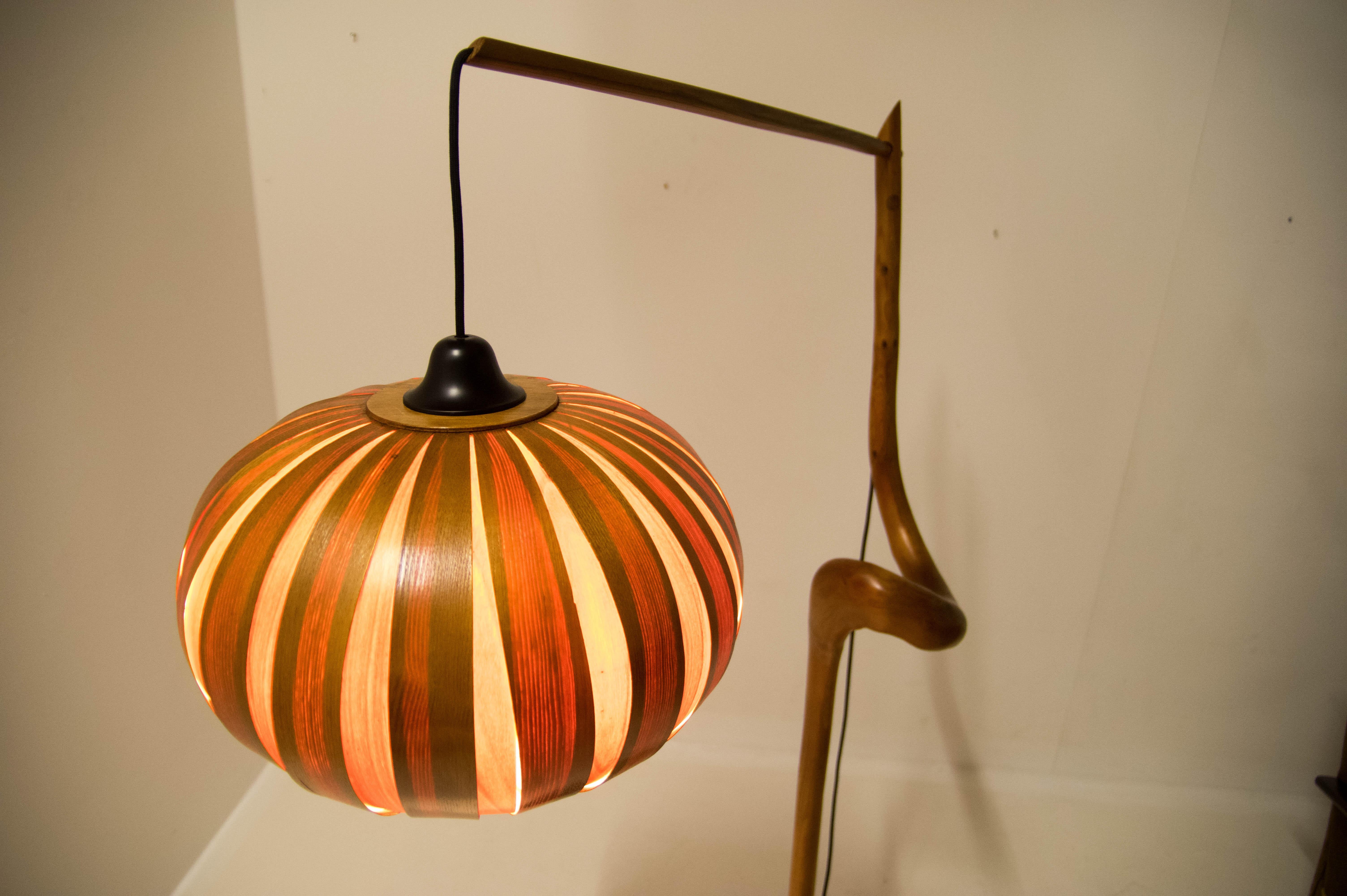 Lampadaire en bois fait sur-mesure, années 1960 en vente 8