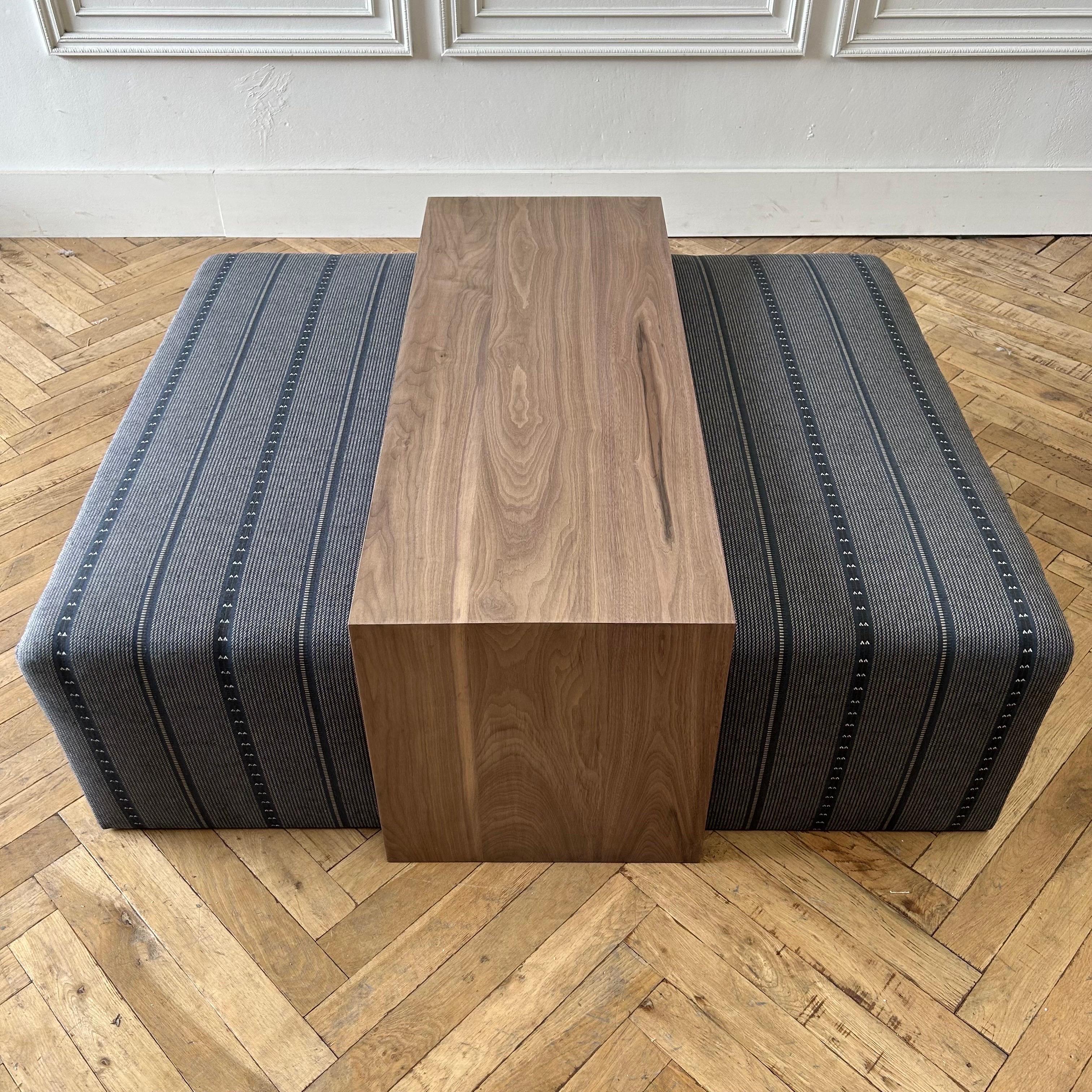 Cube Ottoman sur commande avec table en noyer ou en chêne à effet de cascade en vente 10