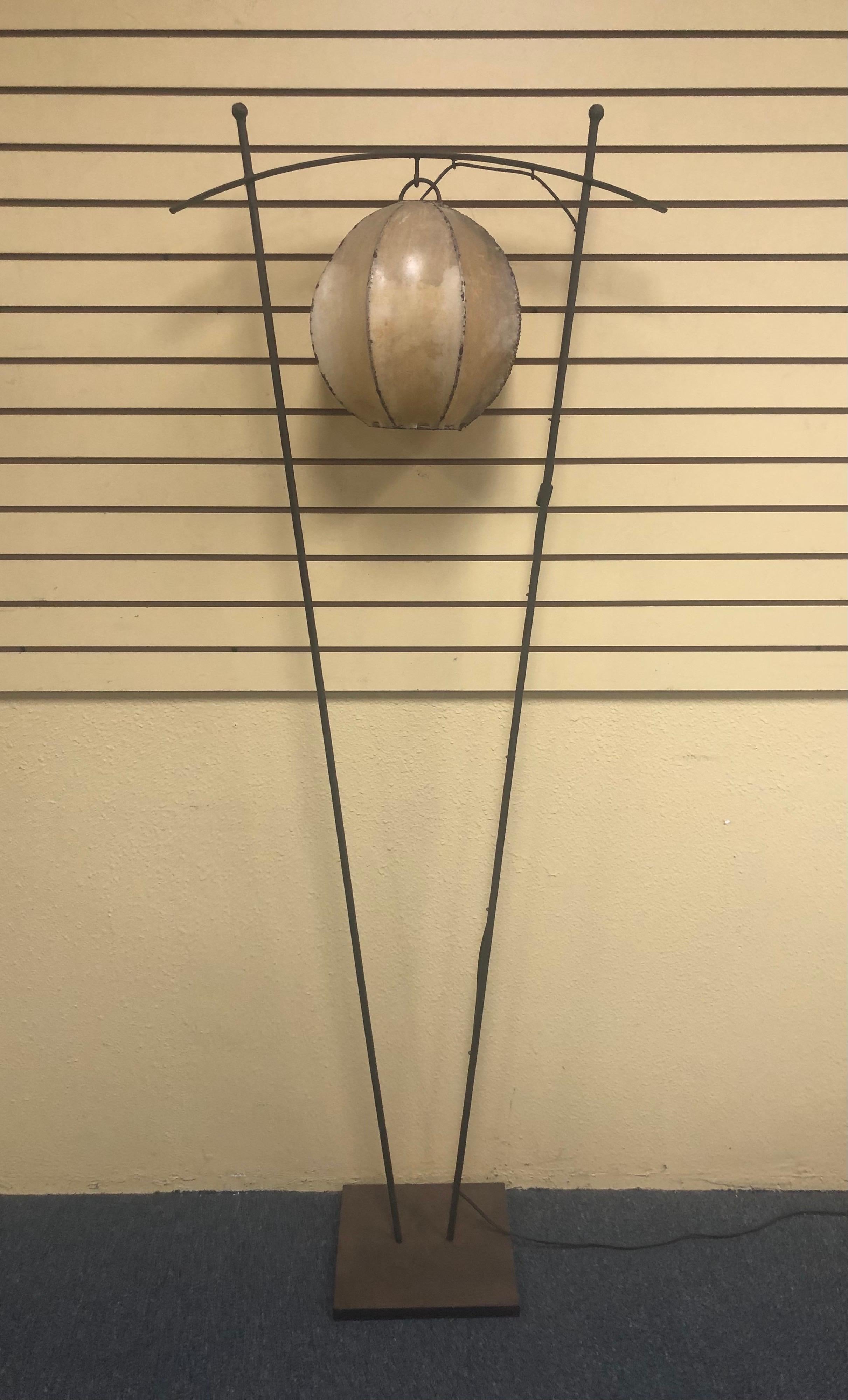 Maßgefertigte Stehlampe aus Schmiedeeisen mit rundem Lampenschirm aus Lammfell, ca. 1970er Jahre. Der schmiedeeiserne Lampensockel hat eine raue, rostige Patina; der Bodensockel misst 12
