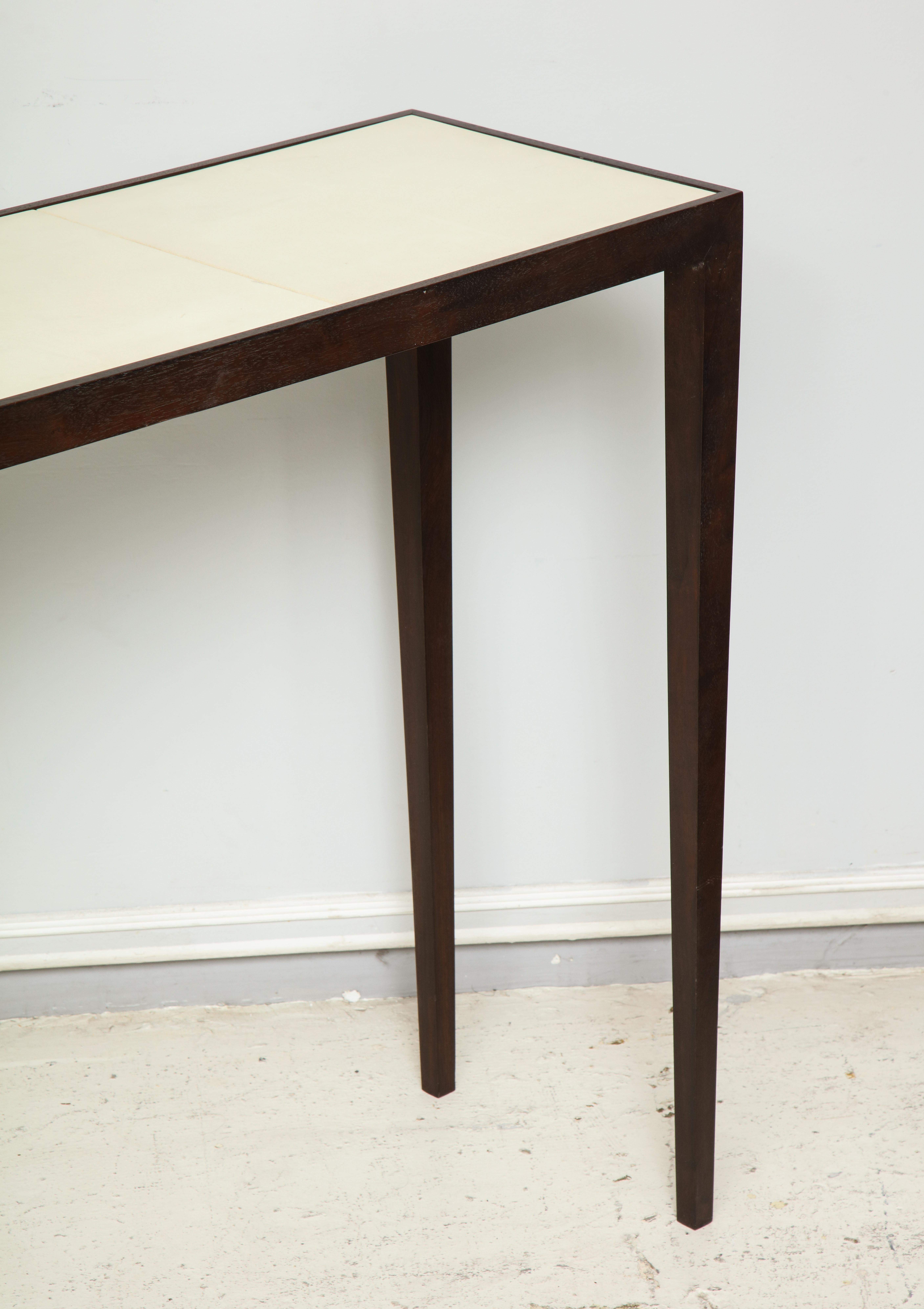 Americano Console personalizzata in mogano e pergamena alla maniera di Jean-Michel Frank in vendita