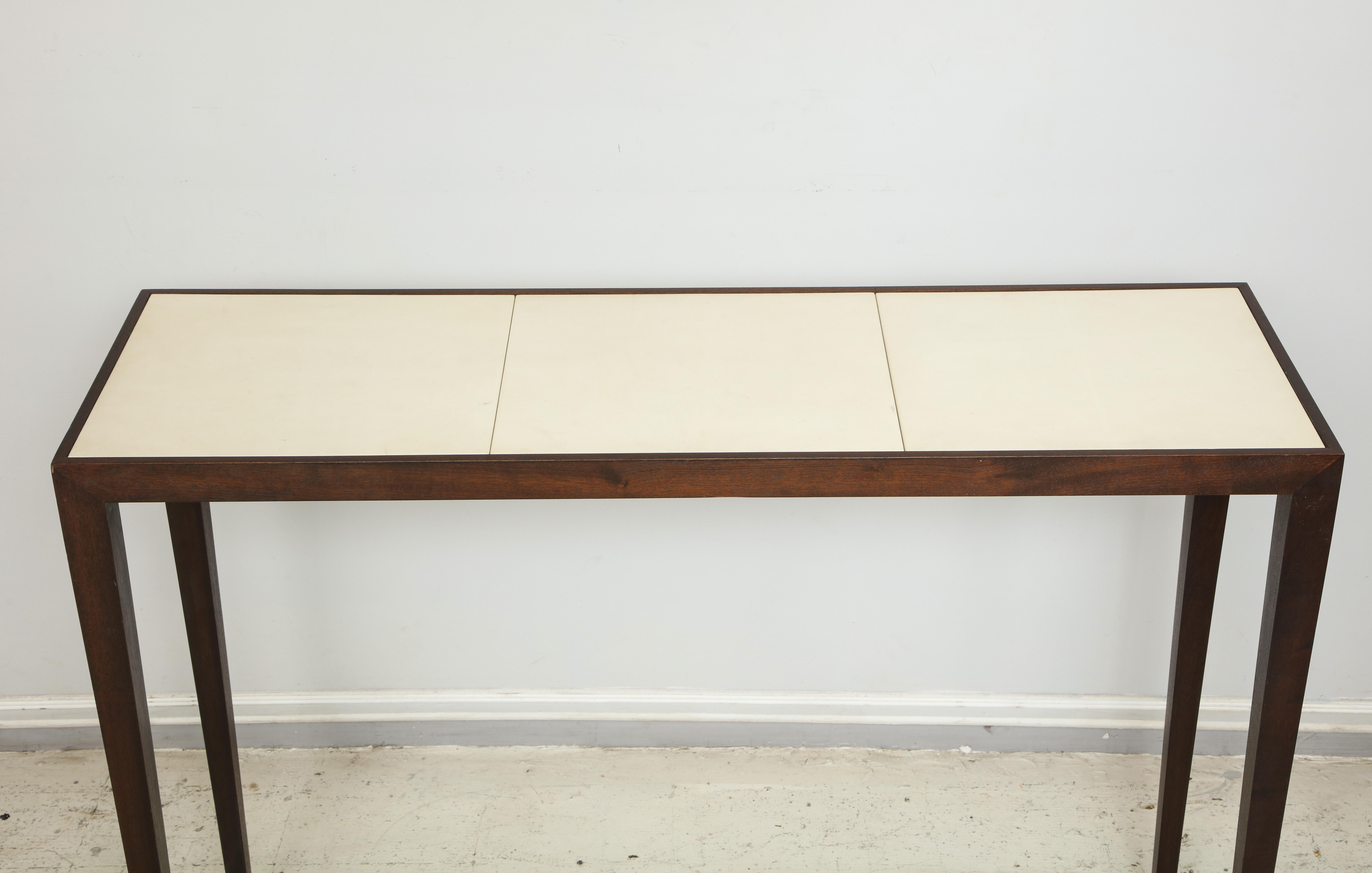 Console personalizzata in mogano e pergamena alla maniera di Jean-Michel Frank in vendita 1