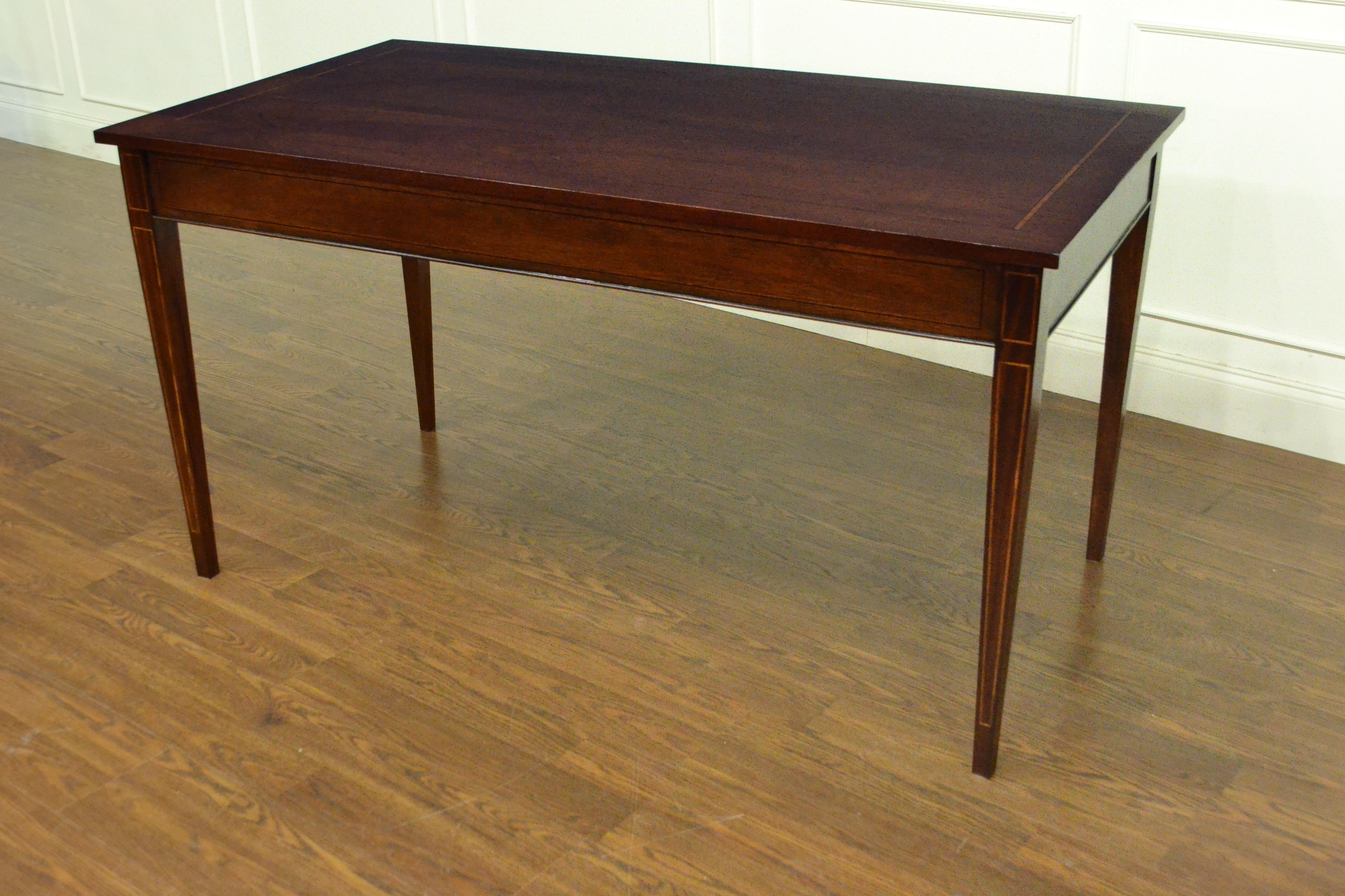Dieser traditionelle Mahagoni-Schreibtisch wird auf Bestellung in der Werkstatt von Leighton Hall hergestellt. Es verfügt über eine Platte aus Kathedralenmahagoni mit einer Intarsie aus Satinholz, eingelegte und sich verjüngende Beine, Schubladen