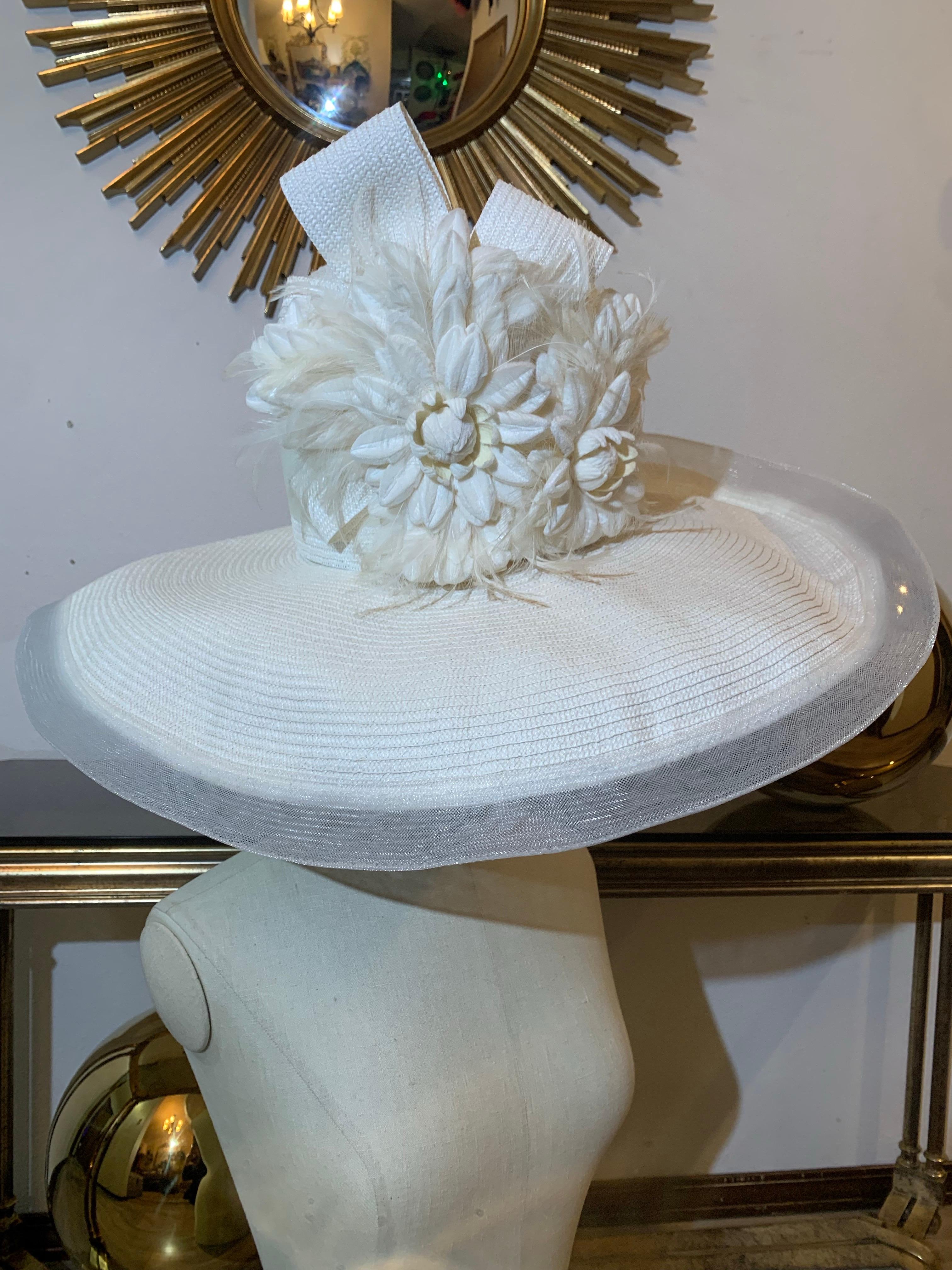 Chapeau de paille à grande couronne printemps - Pâques, fait sur mesure par Maison Michel Off-White Milanese Strawwwheel :  Bordure en crin de cheval transparent et cocarde de ruban exubérant et de fleurs au centre de la couronne. Le bord est