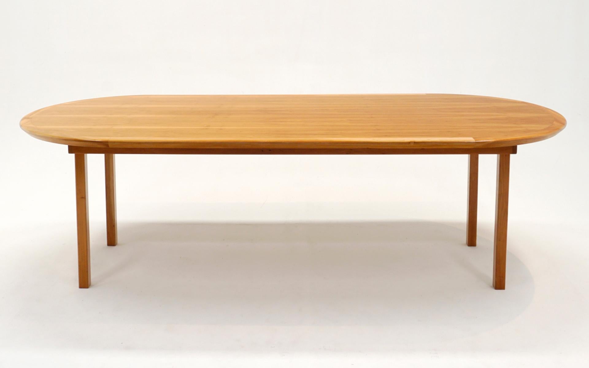 Ein wunderschön handgefertigter Esstisch aus massivem Ahornholz von Bruce Fry, der in Auftrag gegeben und entworfen wurde, um ästhetisch zu den Hans Wegner China Stühlen zu passen, die wir ebenfalls gelistet haben.  
Sehr guter Zustand mit nur