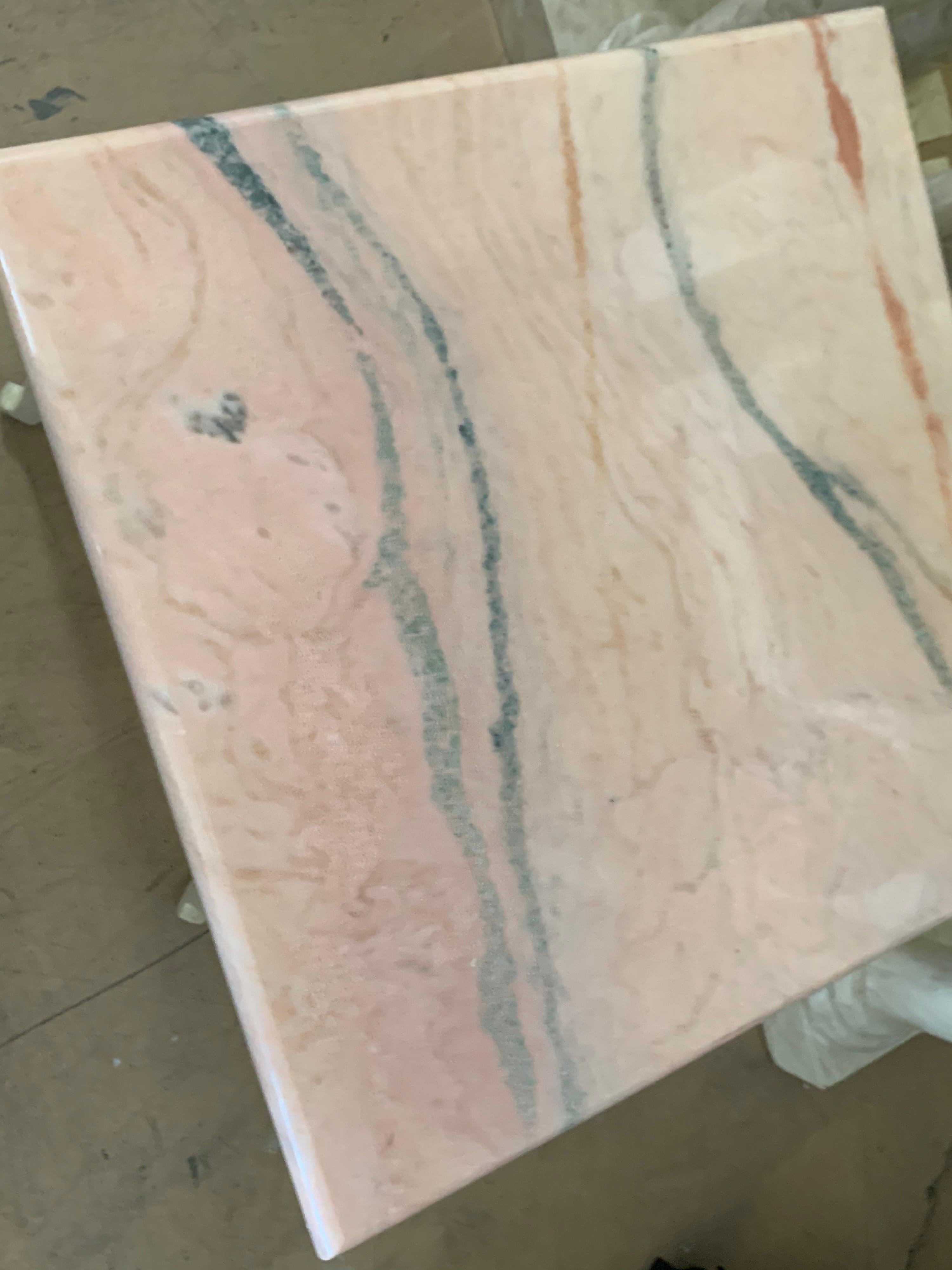 Marge Carson table d'extrémité Hollywood Regency sur mesure avec plateau en marbre rose rare en vente 4