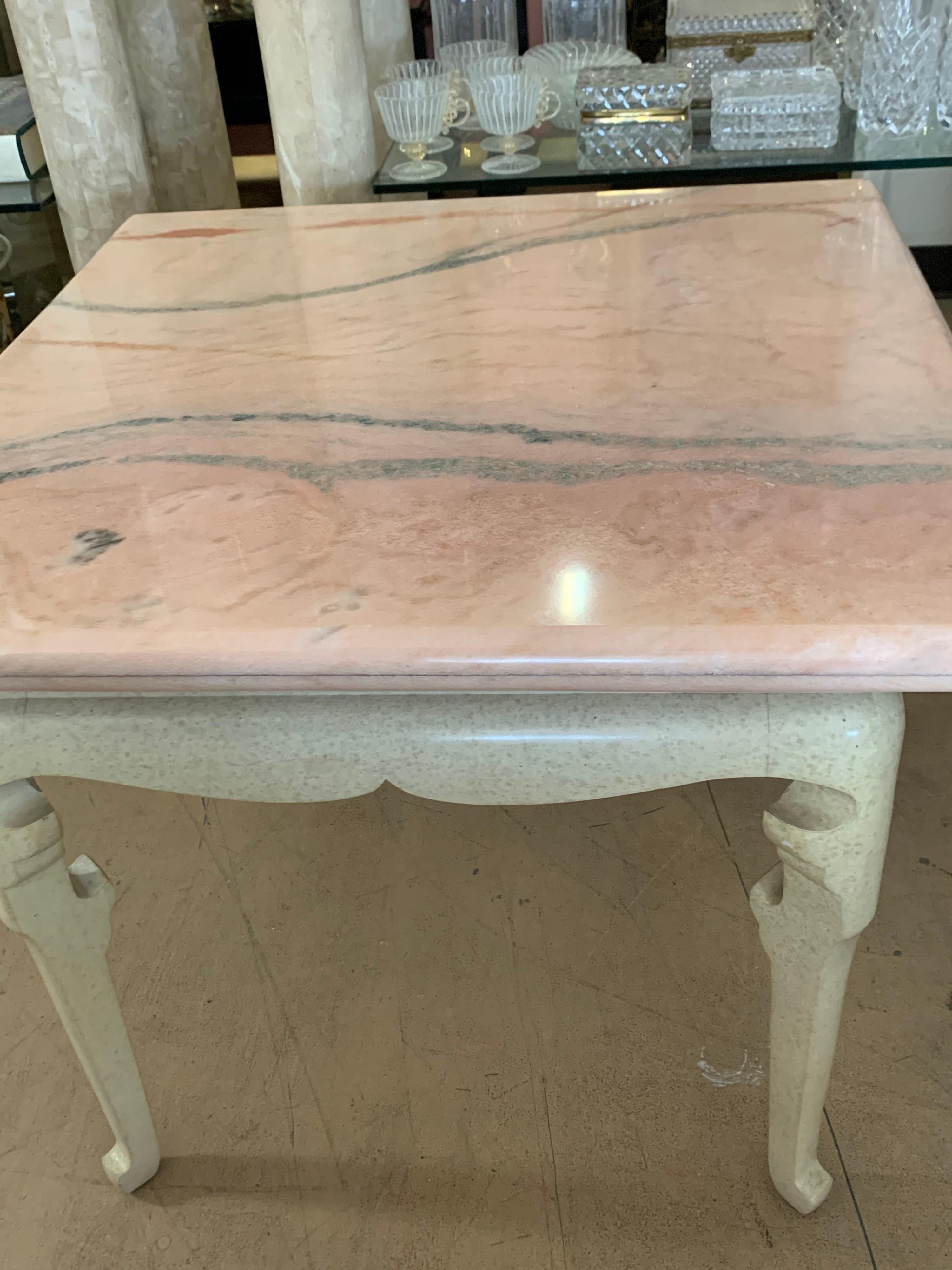 Marge Carson table d'extrémité Hollywood Regency sur mesure avec plateau en marbre rose rare en vente 5
