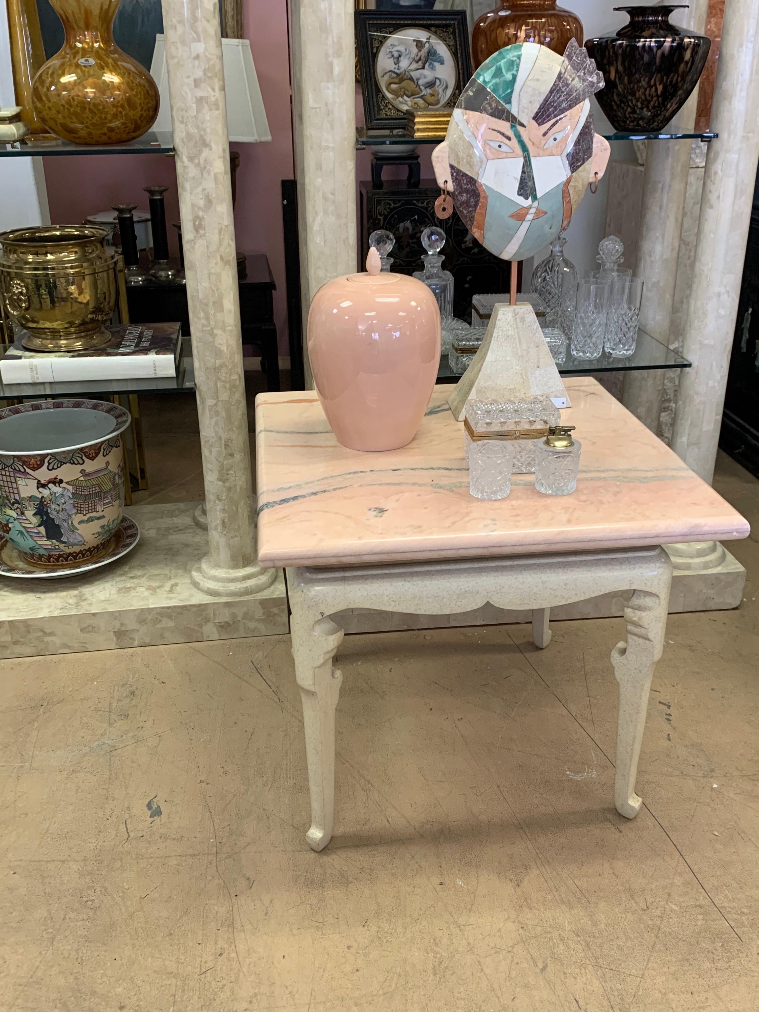 Américain Marge Carson table d'extrémité Hollywood Regency sur mesure avec plateau en marbre rose rare en vente