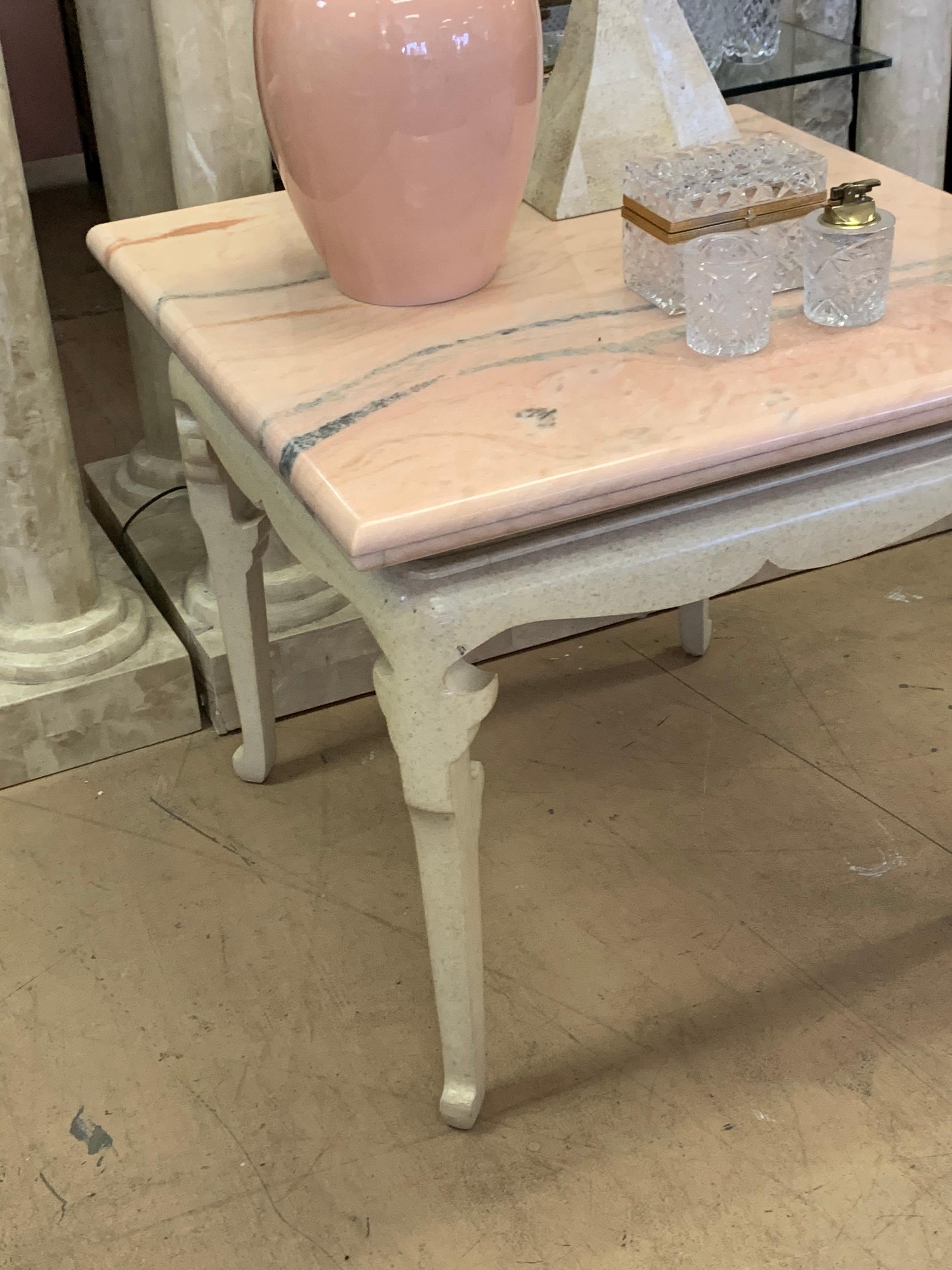 Fait main Marge Carson table d'extrémité Hollywood Regency sur mesure avec plateau en marbre rose rare en vente