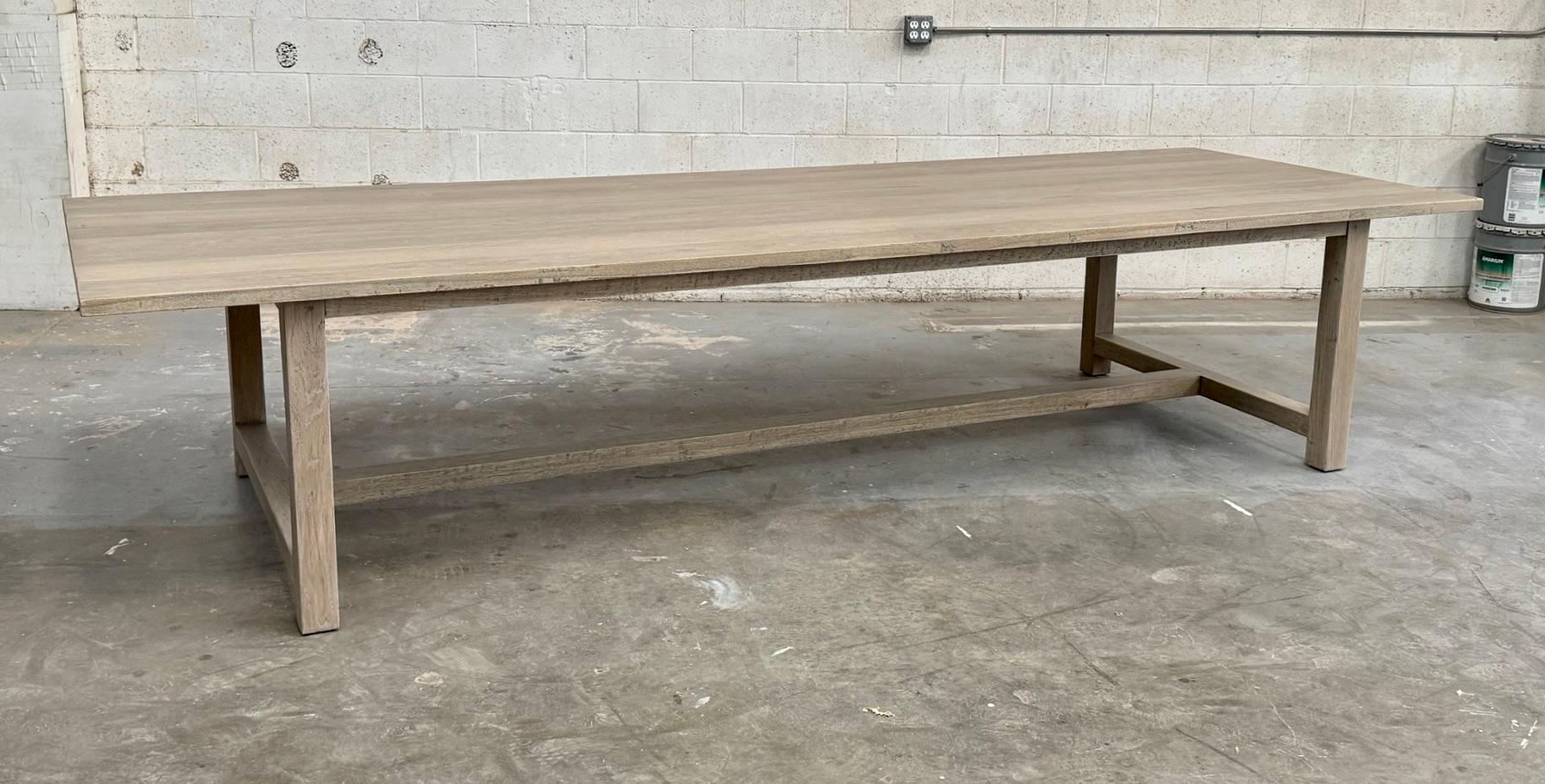 CUSTOM MADE Table de ferme en chêne rustique scié à plat en vente 2
