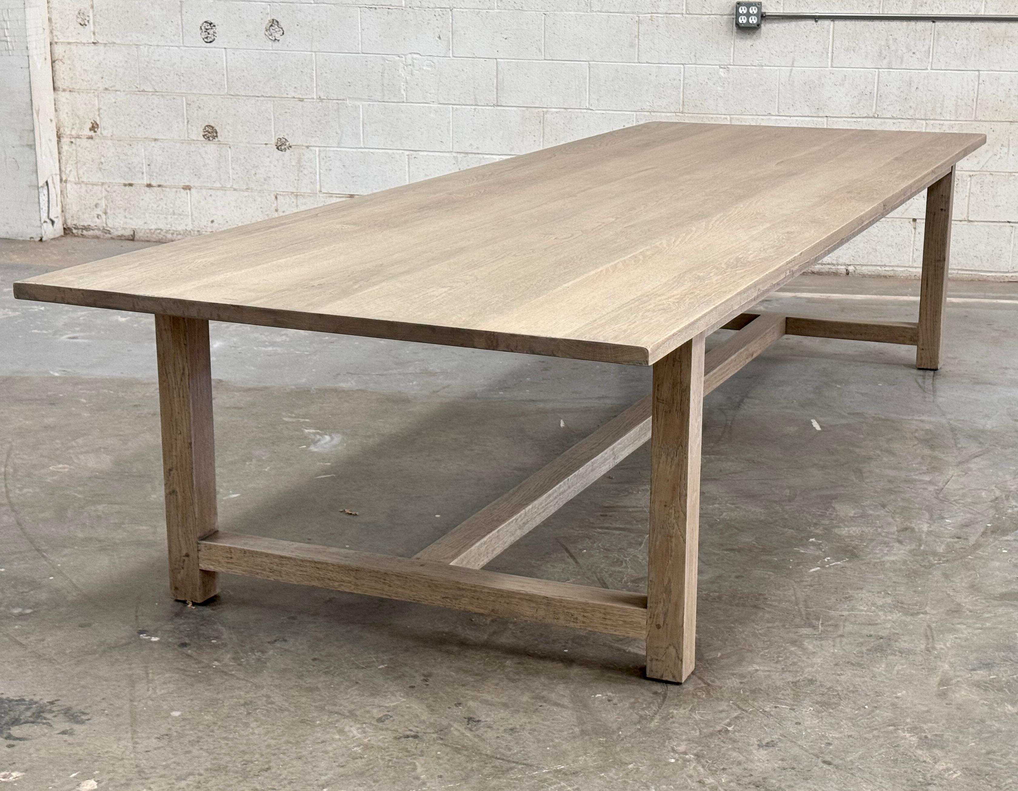 Cette grande table de ferme est fabriquée à partir de chêne rustique scié à plat et est présentée ici en 136