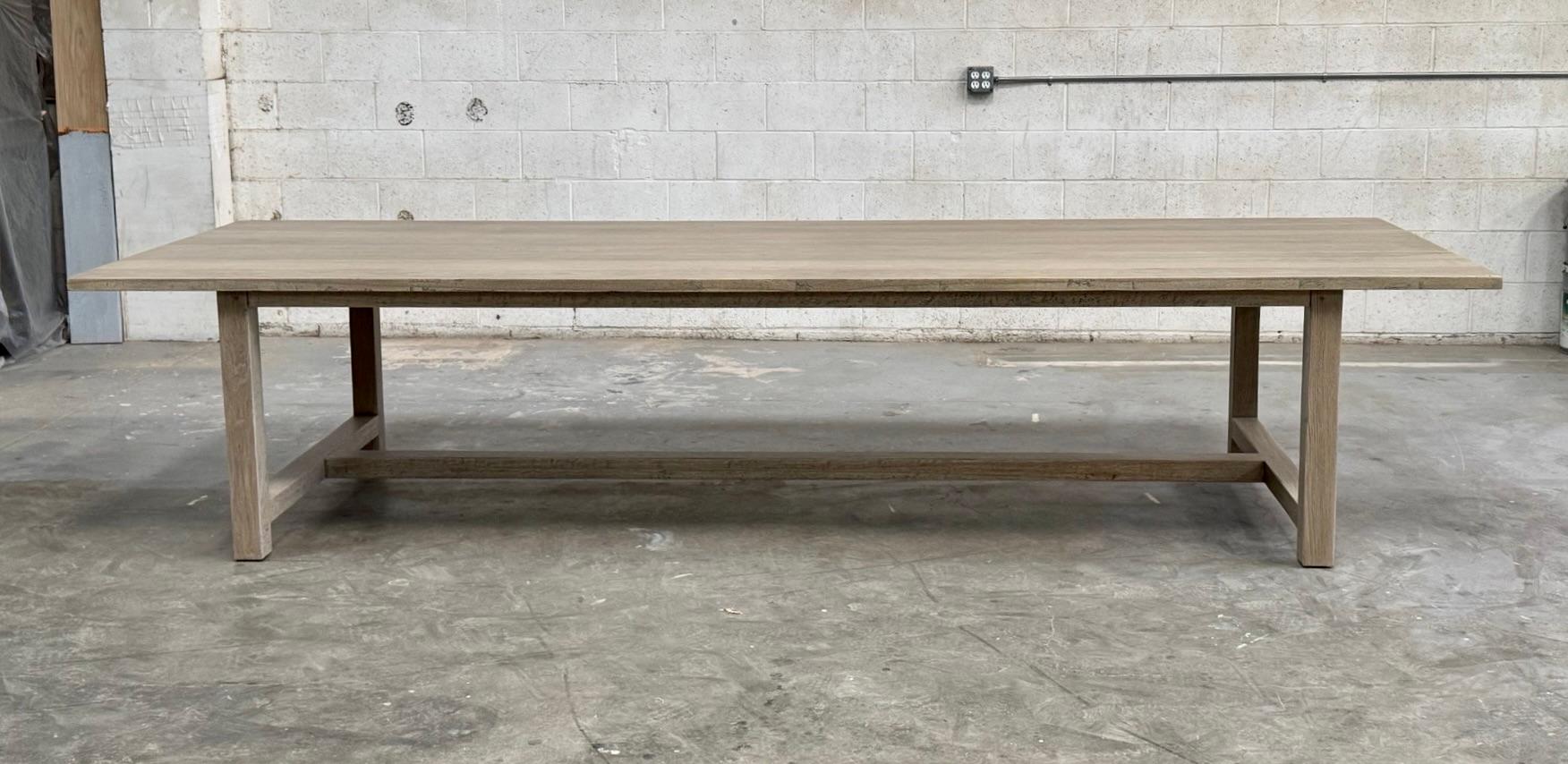 CUSTOM MADE Table de ferme en chêne rustique scié à plat Neuf - En vente à Los Angeles, CA