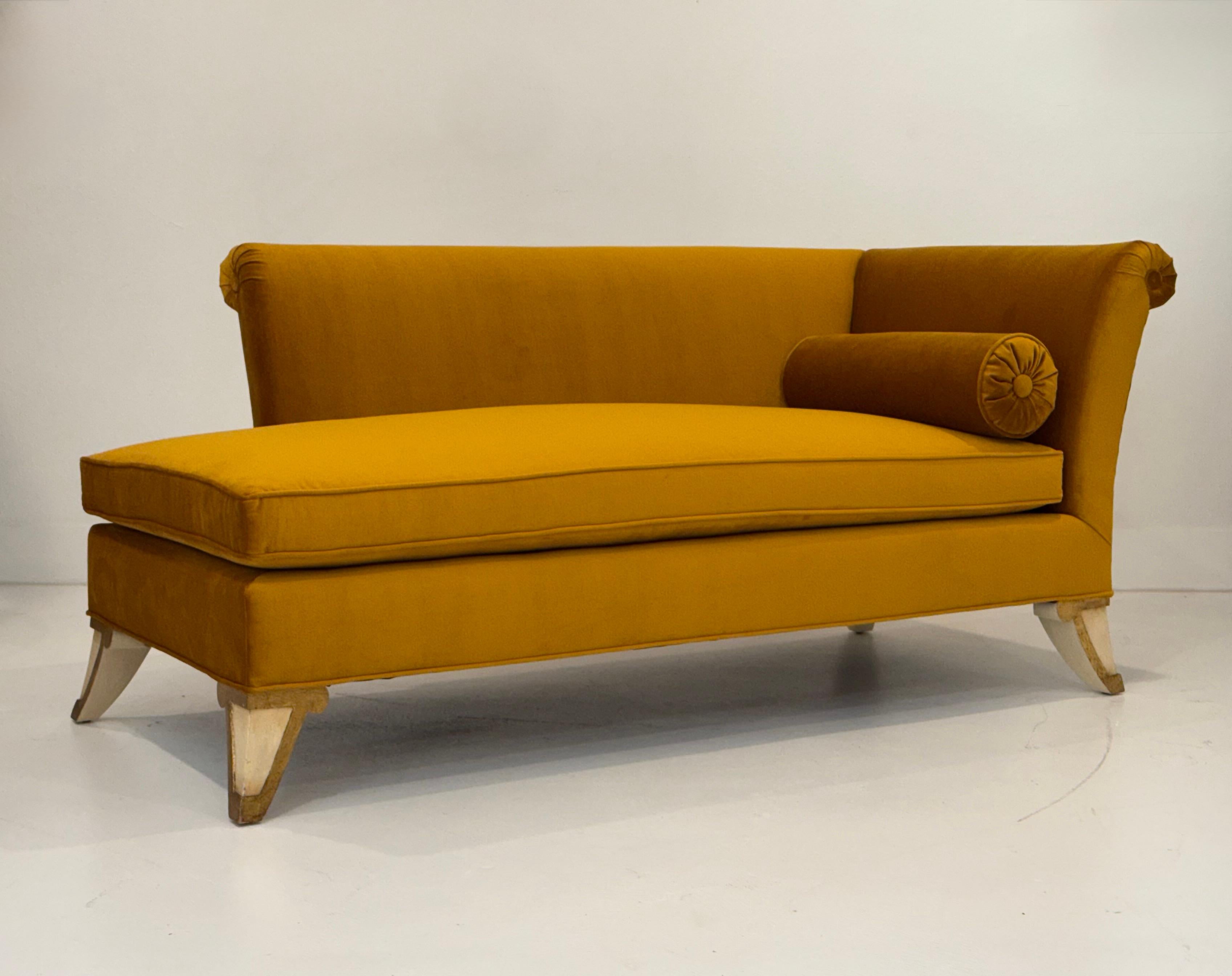 Una straordinaria e lussuosa coppia di divani meridienne personalizzati di George Doan, appena rivestiti e provenienti direttamente dalla collezione personale del designer. Le silhouette sartoriali evocano i classici lettini da giorno francesi,