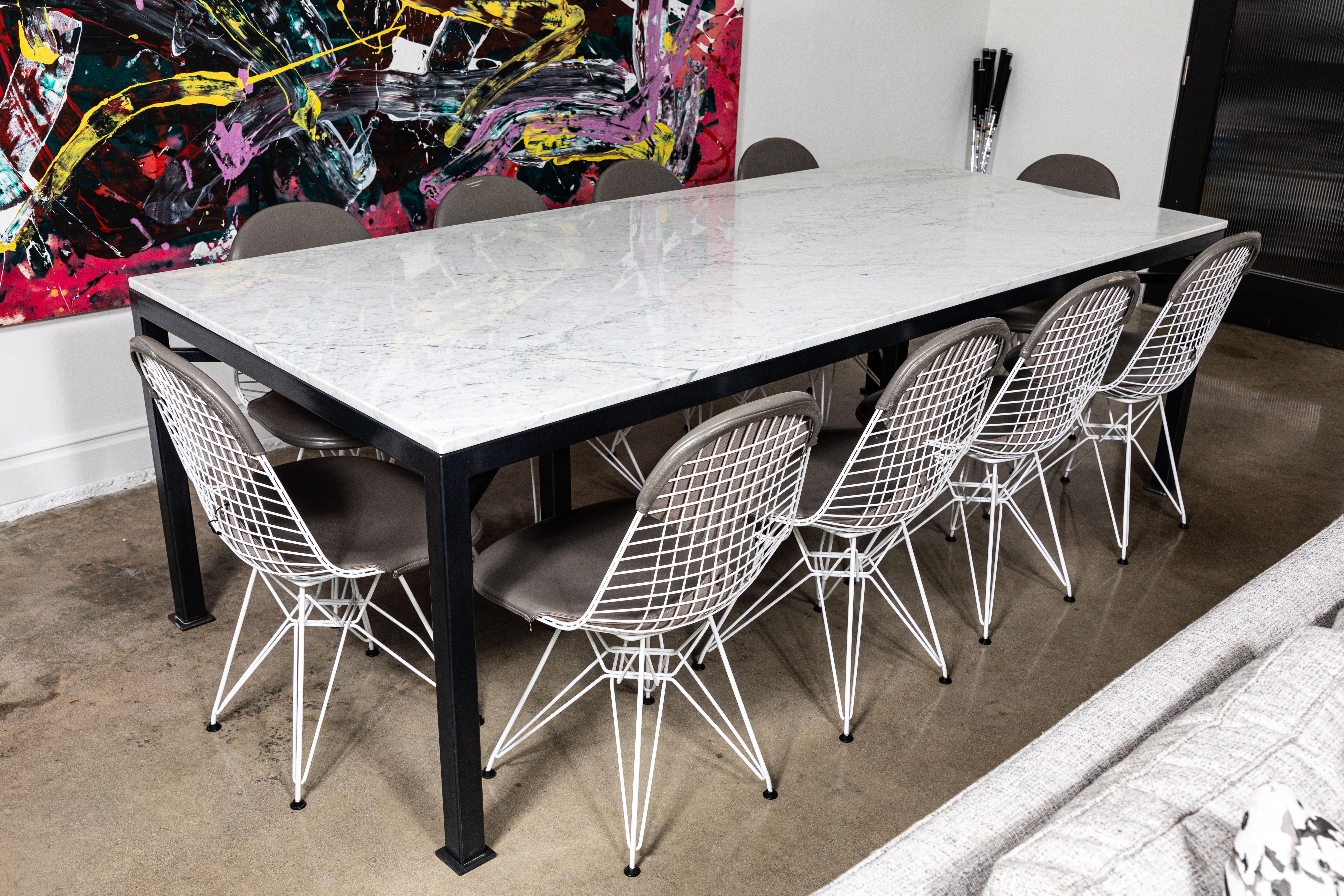 Table de salle à manger personnalisée en métal et marbre de Carrare Bon état - En vente à Pasadena, CA