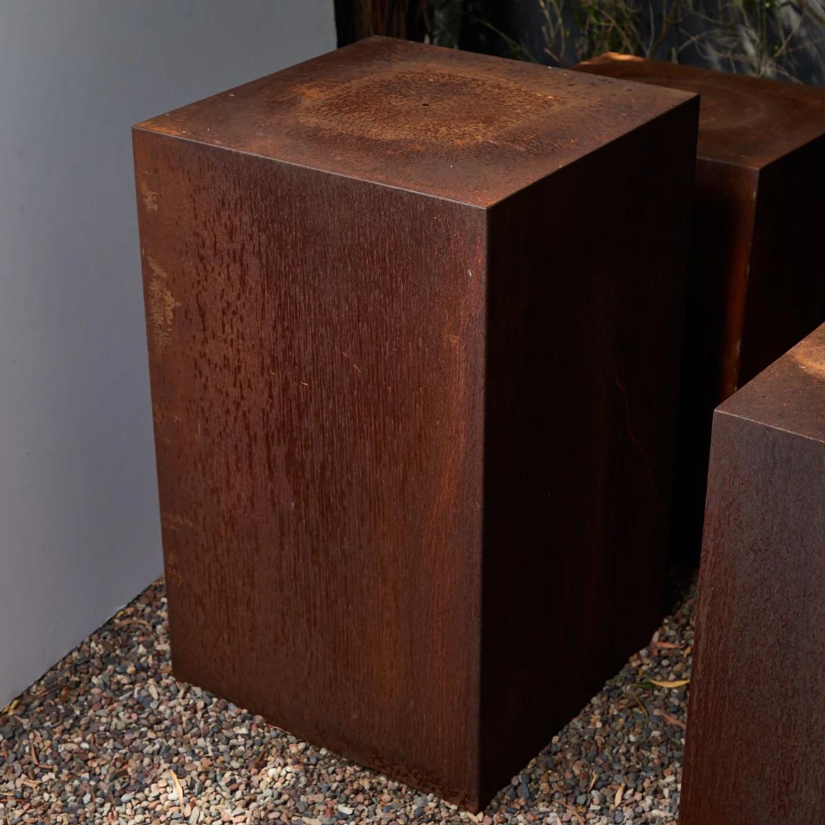 Zócalo cuadrado de metal personalizado con pátina oxidada por Lee Stanton Siglo XXI y contemporáneo en venta