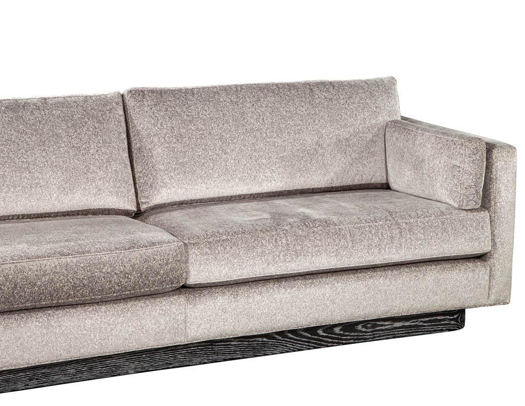 Maßgefertigtes, modern inspiriertes Mid-Century-Sofa im Angebot 3