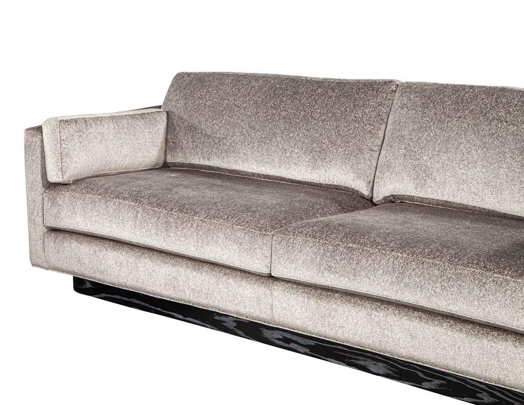 Maßgefertigtes, modern inspiriertes Mid-Century-Sofa im Angebot 4