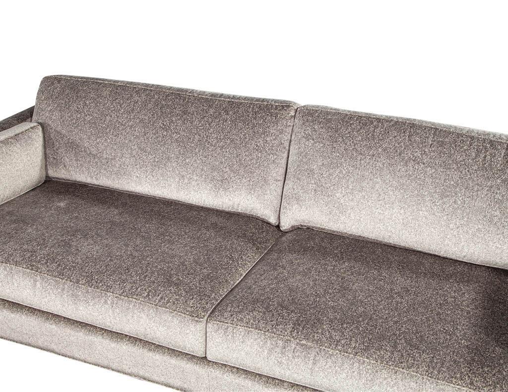 Maßgefertigtes, modern inspiriertes Mid-Century-Sofa im Angebot 5