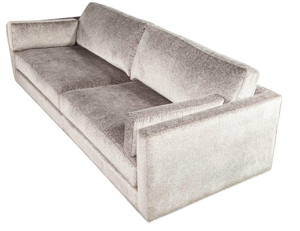 Maßgefertigtes, modern inspiriertes Mid-Century-Sofa im Angebot 6