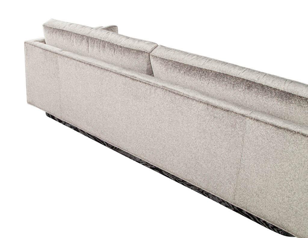 Maßgefertigtes, modern inspiriertes Mid-Century-Sofa im Angebot 10