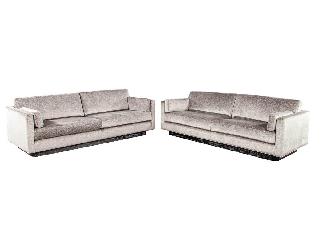 Maßgefertigtes, modern inspiriertes Mid-Century-Sofa im Angebot 11