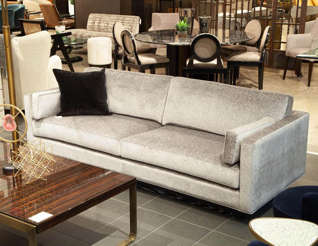 Maßgefertigtes, modern inspiriertes Mid-Century-Sofa (Moderne der Mitte des Jahrhunderts) im Angebot